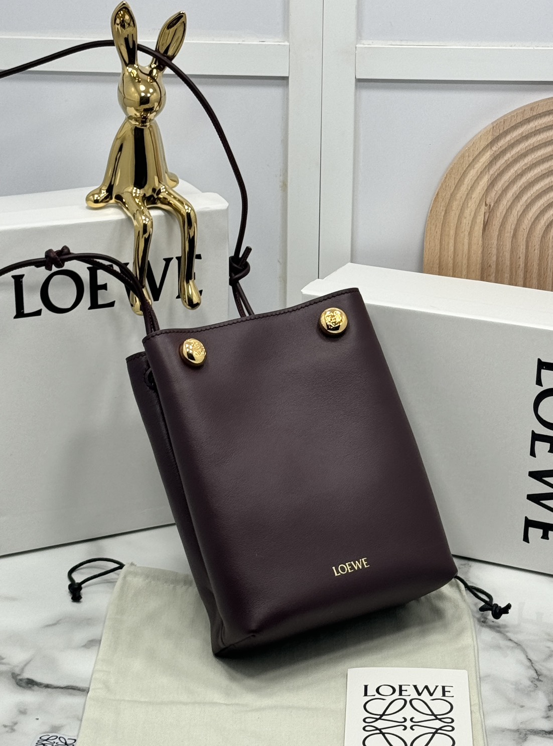 ORI หนังแท้ | LOEWE pebble pouch in smooth กระเป๋าทรงโท้ทดีไซน์คลาสสิค เรียบง่ายแต่ดูแพง มีระดับสุดๆ แต่งหมุดปั้มโลโก้แบรนด์สีทองสวยโดดเด่น เหมาะเป็นไอเท็ม everyday bag จริงๆ