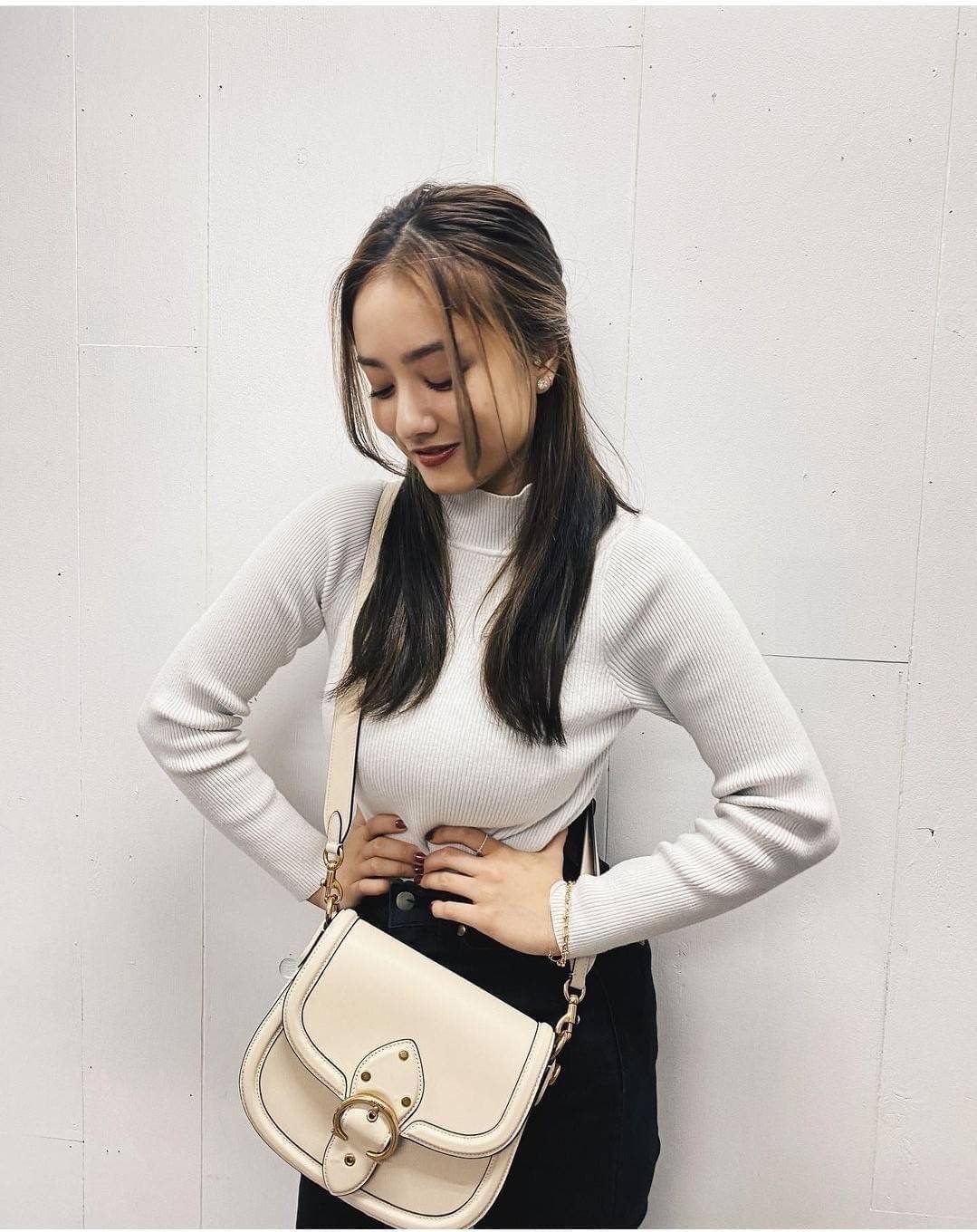 COACH C0749 BEAT SADDLE BAG The best item! ที่สาวๆรอคอย! ฮอตไฟลุก! สีหายาก ละมุนคุณหนู คอลเลคชั่นใหม่ ดีไซน์หรูหรา พิเศษมากๆมาพร้อมสายสะพาย 2 เส้น ใช้คู่กันหรือแยกสะพายก็สวยครบสูตร กระเป๋าสะพายทรง saddle คลาสสิค วัสดุหนัง glove-tanned ทนทาน เปิด-ปิดด้วยกร