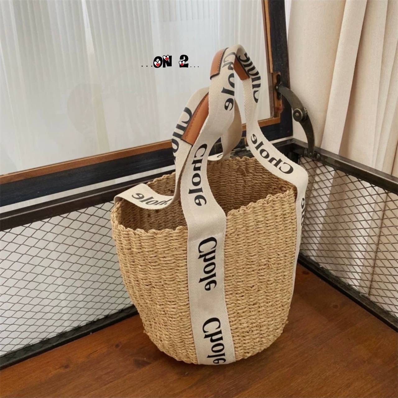 CHLOE small woody basket / Chloe bucket กระเป๋าสะพายสานทรงตะกร้า ใบเล็ก ยอดฮิตติดลมของแบรนด์ ด้วยวัสดุสังเคราห์จากธรรมชาติ สานทอเต็มใบออกมาเป็นลวดลายสวยงาม
