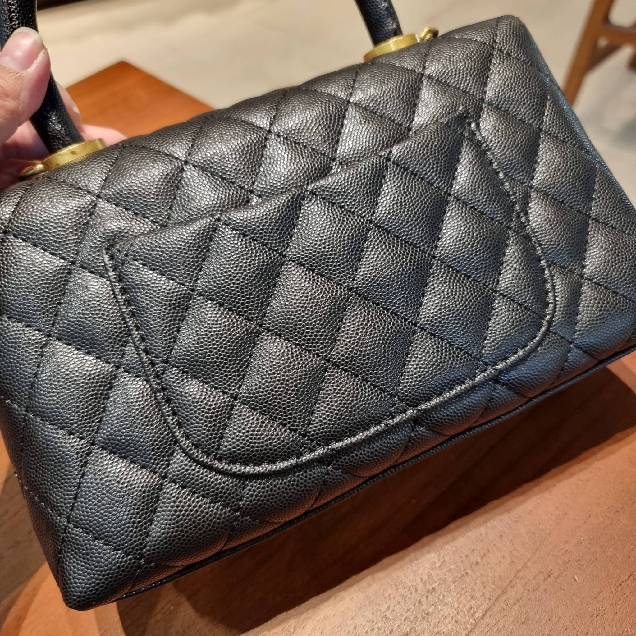 VIP 】รุ่นยอดฮิตตลอดกาล ไซส์กำลังสวย!! จากแบรนด์ Chanel กระเป๋าถือ/สะพาย หนังลายคาเวียร์ โลโก้เด่นชัด เปิด-ปิดกระเป๋าด้วยตัวบิดล็อค อะไหล่สีทองหรู ทรงสวยผู้ดี ภายในกระเป๋ามีช่องโล่งกว้างจุของได้พอสมควร มีช่องซิปแบ่งสัดส่วน ด้านหลังมีช่องเก็บของจุกจิกอีก 1 