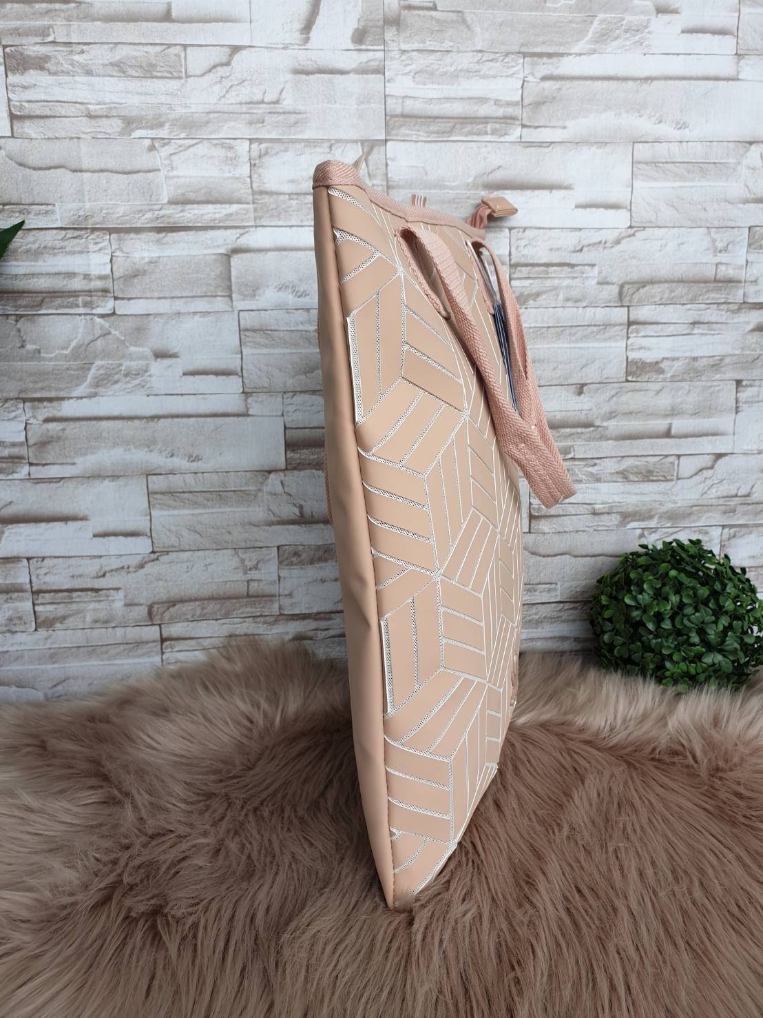 Adidas Original Shopper 3D Tote Bag Trefoil Handbag . Classic Sports กระเป๋าถือหรือสะพาย ลาย graphic ทรง sport วัสดุ polyurethaneเนื้อ matte หนังนิ่ม น้ำหนักเบา เปิดปิดด้วยซิป ภายในกว้างโล่ง ใส่ A4, iPad และของใช้ได้เยอะ Unisex ใช้ได้ทั้ง ช ญ ค่ะ