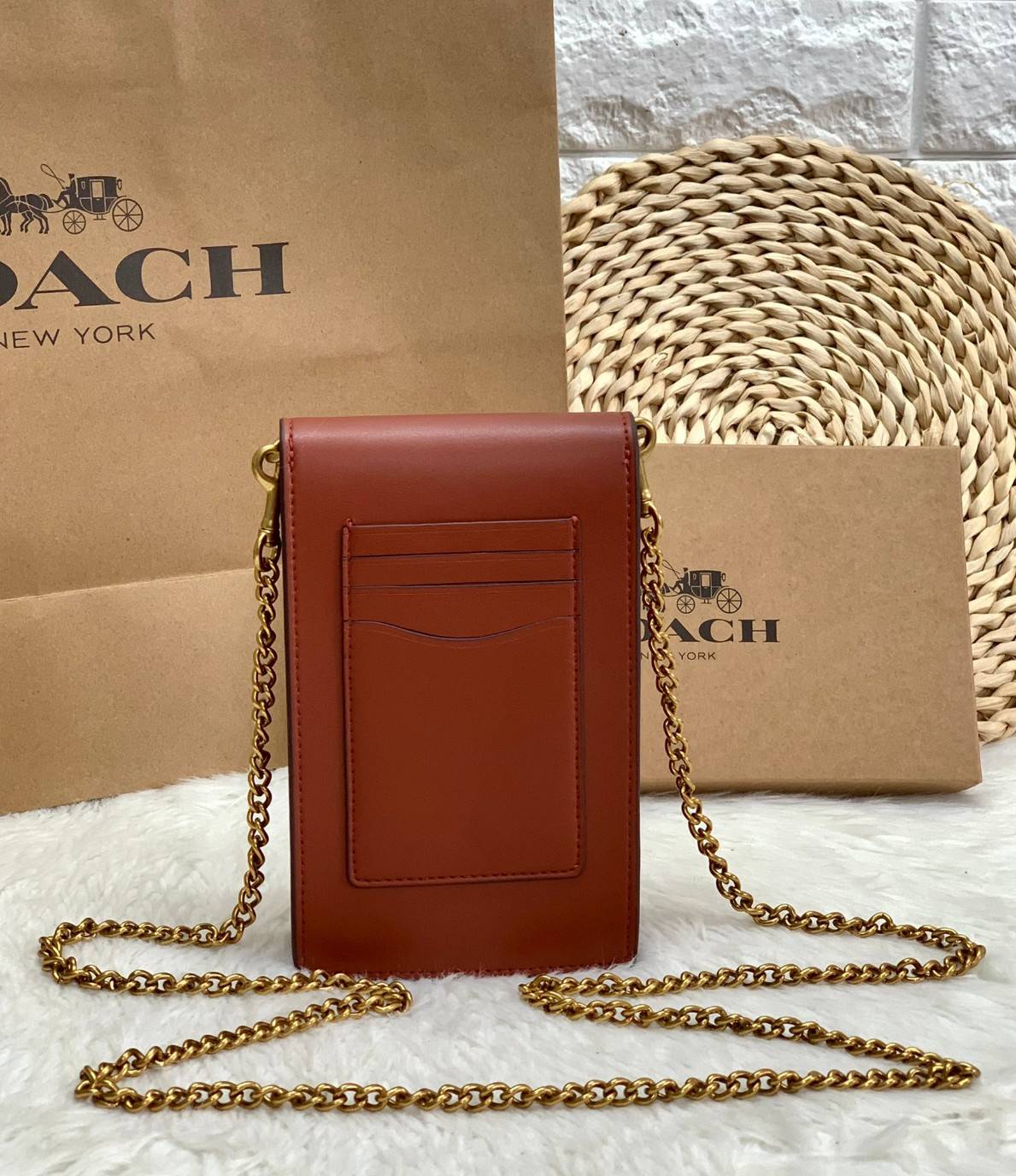 COACH PHONE CASE CROSSBODY BAG ((73486//76988//76357//39955//91046)) COACH NORTH/SOUTH CROSSBODY IN SIGNATURE CANVAS กระเป๋าใส่โทรศัพท์รุ่นนี้ มีความโดดเด่นทั้งดีไซน์และคุณสมบัติในการใช้งาน ด้วยลวดลายที่มีซิกเนเจอร์เป็นเอกลักษณ์แล้ว ด้านหลังยังมีช่องใส่กา