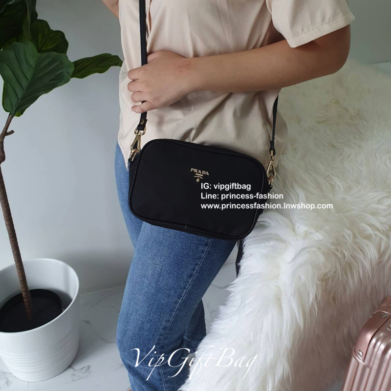 กระเป๋าทรง mini crossbody จากงานพรีเมี่ยมกิ้ฟแบรนด์ดัง PRADA วัสดุ Nylonสุดหรูอย่างดี สามารถกันน้ำได้ ทั้งใบ ขนาดกำลังดีน่ารัก🐰 ด้านในมีช่องแบ่งใส่ของใส่ของจุกจิกได้ ใส่โทรศัพท์ได้ทุกรุ่น คสอ. ใช้แล้วสวยมากๆ อะไหล่ทองปั้มแบรนด์ทุกจุด คุ้มเกินราคาค