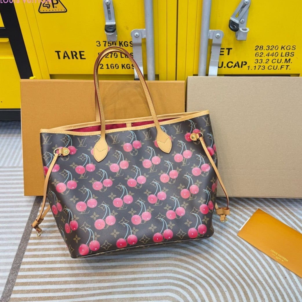 LV Neverfull Takashi Murakami Cerises 🍒🍒 กระเป๋าสะพายทรงโท้ทใบใหญ่ มาพร้อมใบลูก ดีไซน์ใหม่สุดฮิต แต่งแต้มลายเชอรี่สดใส สีสันโดดเด่นไม่ซ้ำใคร