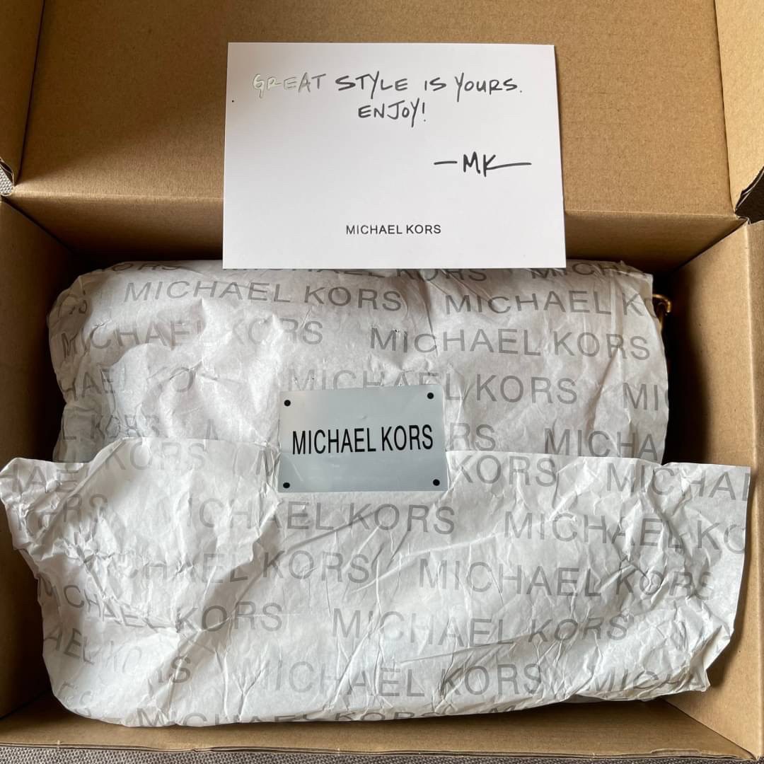 MICHEAL KORS กระเป๋าแบรนด์ดังจาก michael kors กระเป๋าทรงยูสุดชิค งานดี หนังสวยมากก เปิดปิดด้วยกระดุมแม่เหล็ก สายสะพายปรับระดับได้ มาพร้อมกล่อง+การ์ด เลอค่ามากแม่!