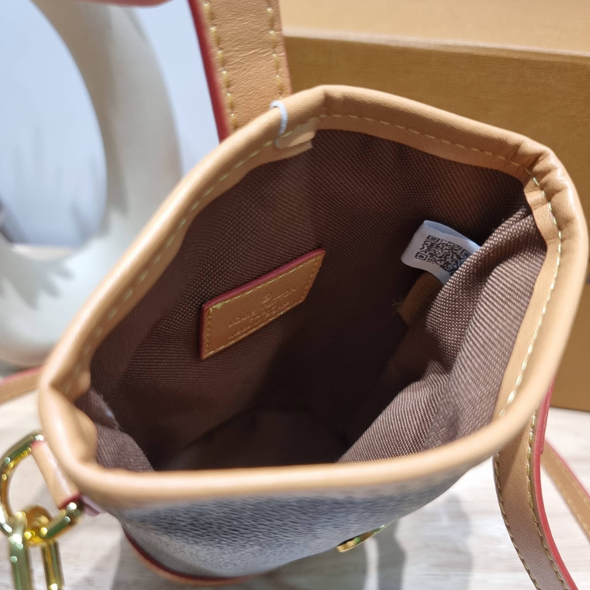 LV FOLD POUCH กระเป๋าสะพายไซส์มินิ น่ารักน่าใช้ มีความกะทัดรัด ไม่เกะกะ แต่สามารถใส่ของจำเป็นได้ ใส่โทรศัพท์ กระเป๋าสตางค์ใบเล็กได้ รูปทรงสวย วัสดุหนังแคนวาส ปากกระเป๋ามีกระดุมแม่เหล็กคาด ใช้งานได้สะดวกยิ่งขึ้น ภายในเป็นช่องโล่ง มาพร้อมสายครอสถอดออกได้ ปร