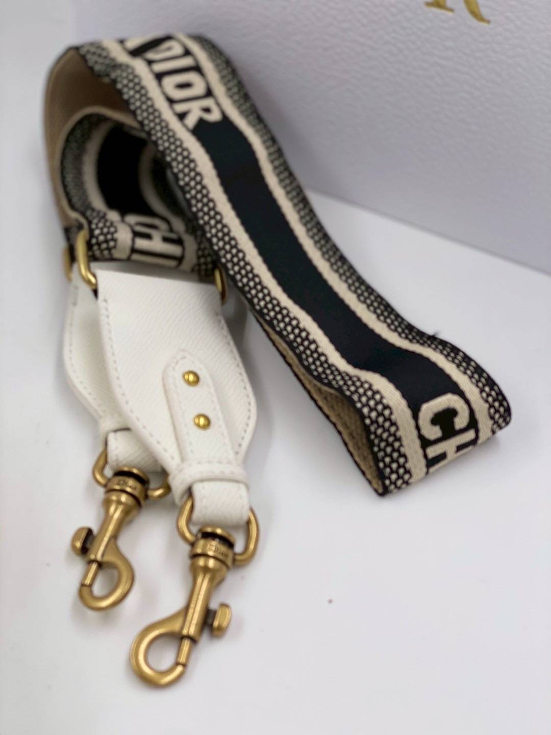 ORI หนังแท้ | DIOR Saddle Bag with Strap Grained Leather กระเป๋าถือ/สะพายทรงอานม้า รุ่นยอดนิยมที่มีเอกลักษณ์สวยงามเหนือกาลเวลา ลูกเล่นห้อยด้วยตัวอักษร D ตรงหูหิ้วมีกิมมิค CD สวยหรูดูแพง