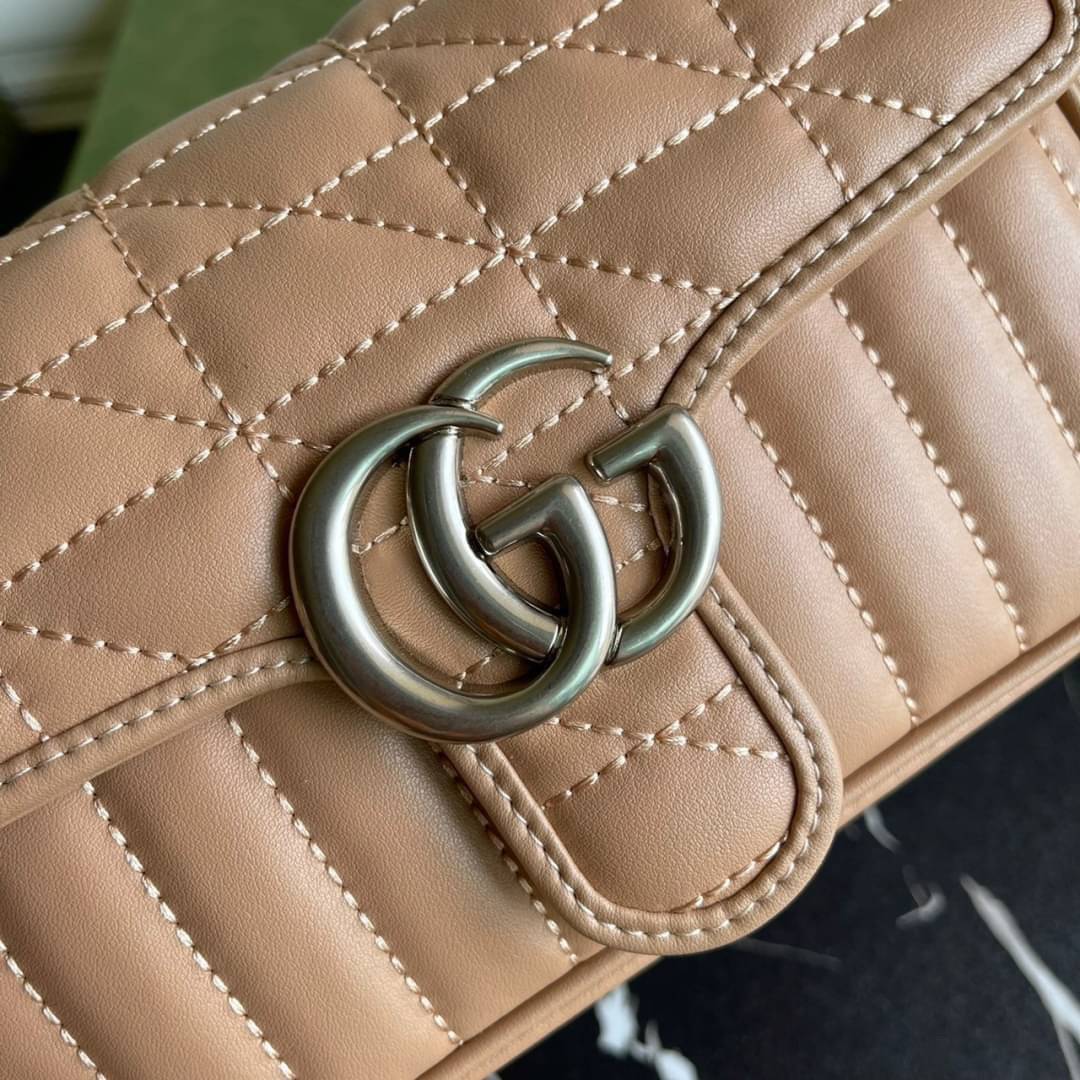 หนังแท้ GUCCI GG Marmont leather shoulder bag แบบใหม่ล่าสุด ราคานี้หนังแท้คือคุ้มมากเลยค่าสาวๆ ต้องจัดแล้วน้าา ยกระดับความหรูให้กับตัวเองกันหน่อย ด้วยกระเป๋ารุ่นนี้!! ครอสบอดี้ที่ดีไซน์หรู อัพเลเวล ในราคาที่จับต้องได้ พร้อมเสิร์ฟความสวยตรงถึงบ้านแล้วจ้า