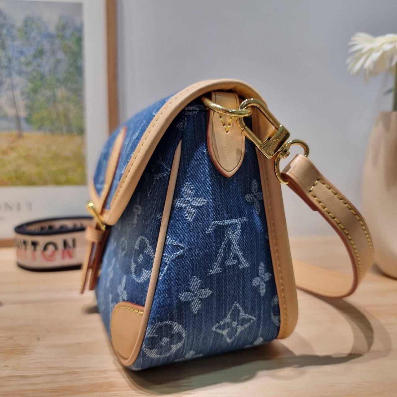 LV diane monogram denim bag กระเป๋ามัลติฟังก์ชั่น ดีไซน์ใหม่ ออกมาได้น่ารักน่าใช้มากๆ สียีนส์สวยมีเสน่ห์ มีสายมาให้ถึง 2 แบบ สายหนังคล้องไหล่ได้ ปรับสะพายข้างได้ และสายสปอร์ตครอสบอดี้ได้