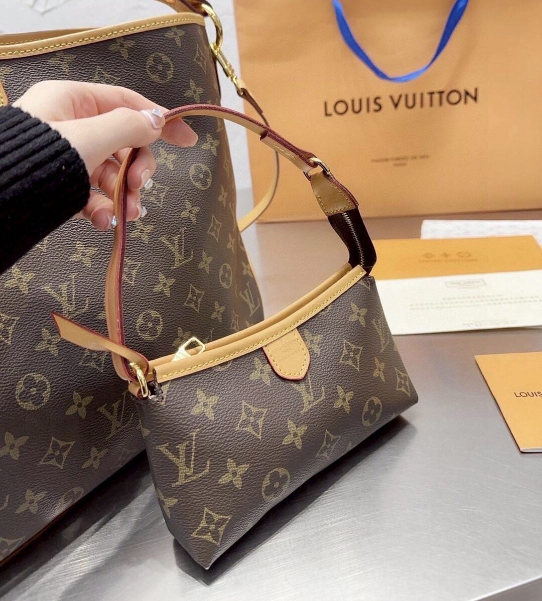 LV Delight Tote Bag กระเป๋าทรงโท้ทใบใหญ่ ขนาดจุได้แบบล้นๆ มาพร้อมใบเล็กเข้าเซ็ทพิเศษที่สุด!! สมใจใครที่มองหากระเป๋าใบโปรด