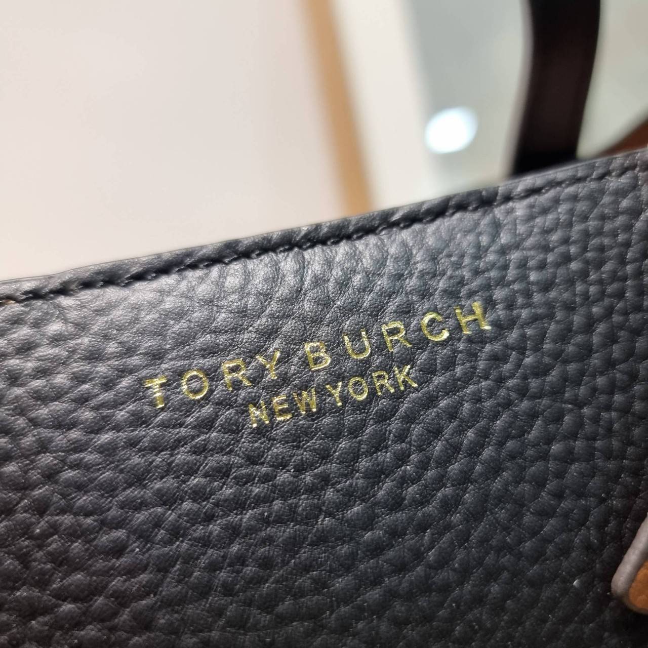 TORY BURCH PERRY SMALL TRIPLE COMPARTMENT TOTE BAG กระเป๋าโท้ทขนาดเล็ก รุ่นขายดี ทรงสวย ดีไซน์ออกมาให้ใช้งานได้ทุกลุค ทุกโอกาส สวยคมชัดทุกสี