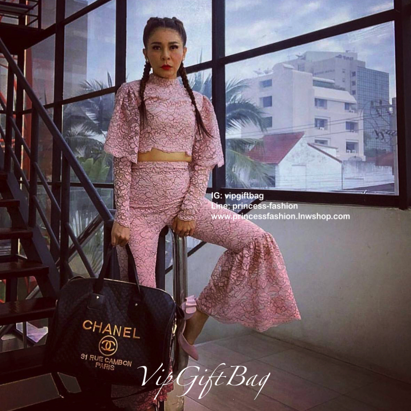 CHANEL VIP GIFT TRAVEL BAG (XL) กระเป๋าเดินทางแบบถือไซส์ใหญ่พิเศษ พรีเมี่ยมกิ๊ฟของเเท้จาก CHANEL วัสดุหนังสังเคราะห์ ลายตารางเนื้อหนาสีดำ เต็มใบ ด้านในเปิดปิดด้วยซิปที่จับหนัง (มีหนังสำหรับรวมหูให้ด้วยกระดุม) ใส่เสื้อผ้าได้มากกว่า4-5ชุด สายสะพายยาวมีที่รอ