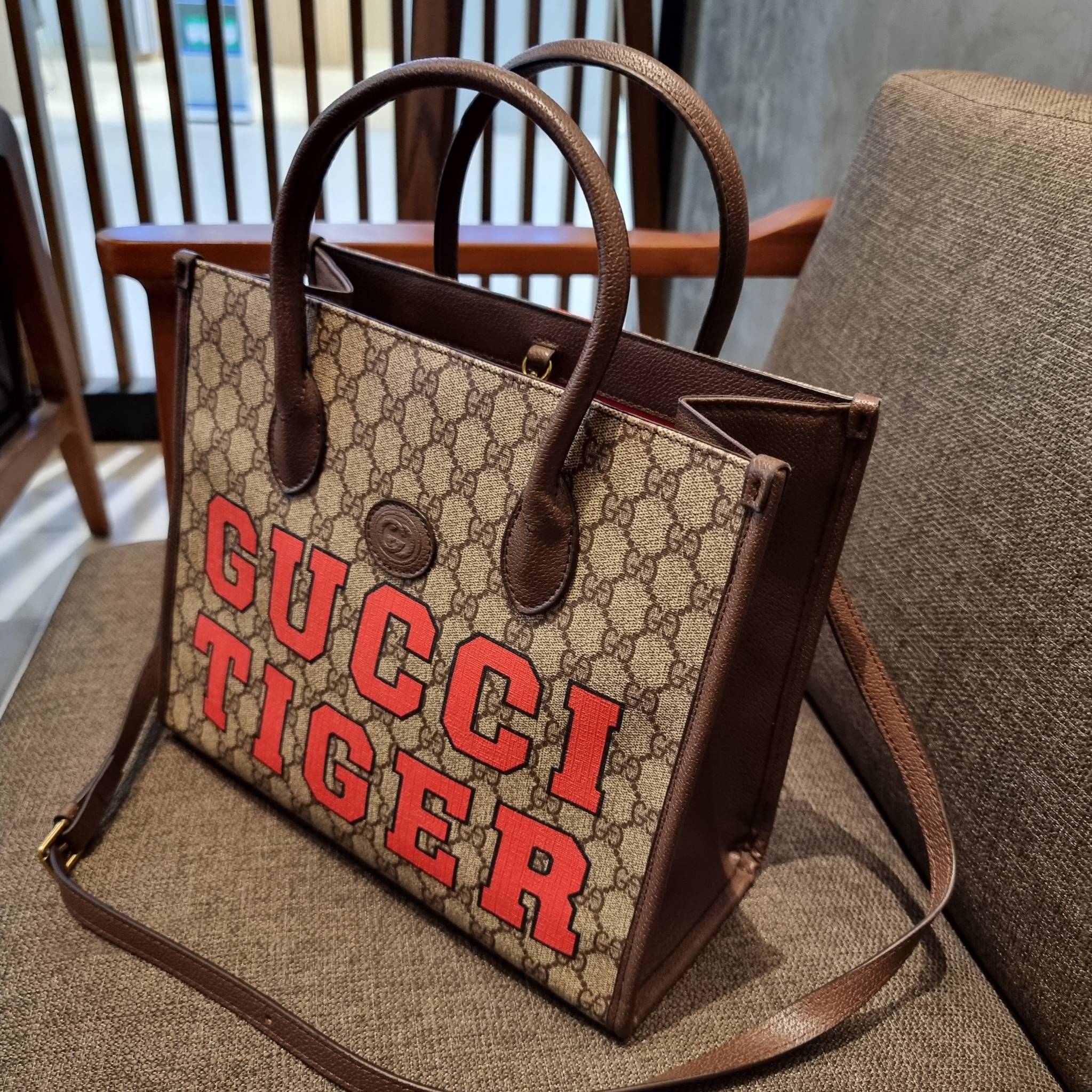 GUCCI Tiger GG small tote ใบใหญ่ ร้อนแรงไฟลุก!! ต้อนรับปีเสืออย่างเป็นทางการ จัดให้แบบเลิศๆ กับกระเป๋าทรงโท้ท วีไอพีพรีเมี่ยมกิ๊ฟ ไซส์ใหญ่ โดดเด่นด้วยจัมโบ้ฟอนท์ สวยเอกลักษณ์ วัสดุหนังแคนวาส ภายในโล่งกว้างมาก ใส่ของแบบแน่นๆ จุๆไปได้เลย หมดห่วง!! และยังมีส