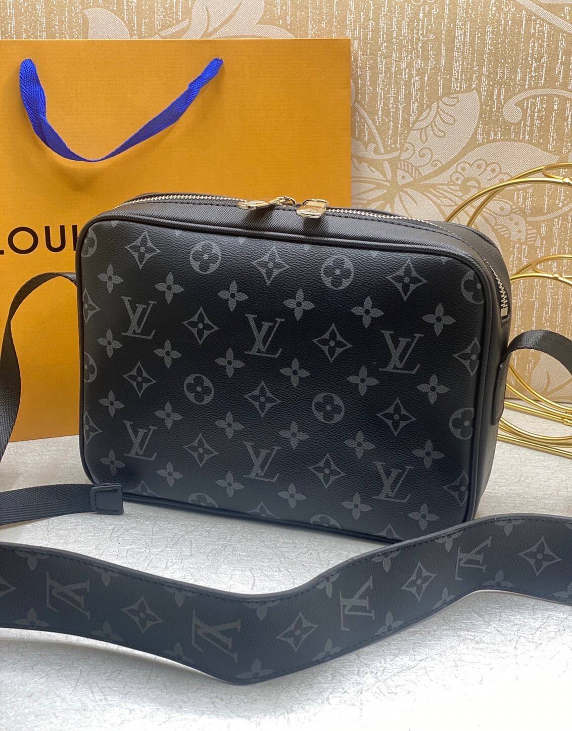 LV Messenger OUTDOOR Bag M30233 กระเป๋าแมสเซนเจอร์ กระเป๋าสะพายข้าง เป็นทรงที่ได้รับความนิยมอย่างมาก เนื่องจากมีขนาดกำลังดี พกพาสะดวกและมีดีไซน์หลากหลาย
