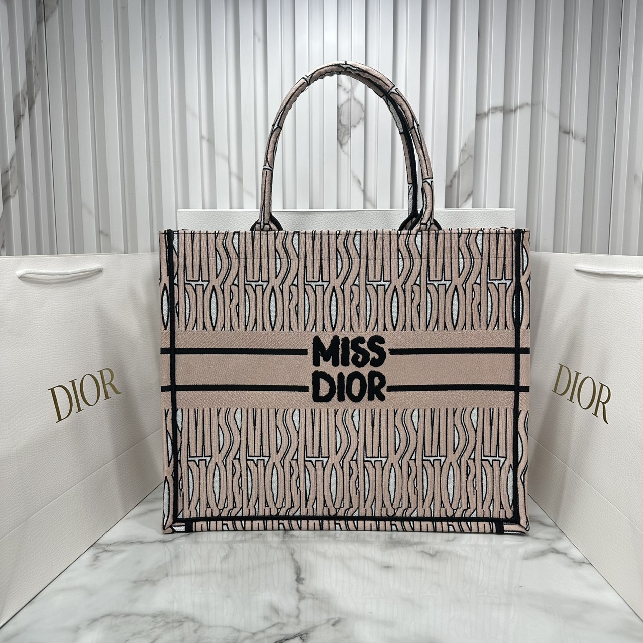 ORI หนังแท้ | Dior Miss Dior Allover Book Tote Handbag 16" กระเป๋าทรงโท้ทคอลใหม่ ดีไซน์ลวดลายกราฟฟิกสวยงามและหรูหราโดดเด่นไม่เหมือนใคร