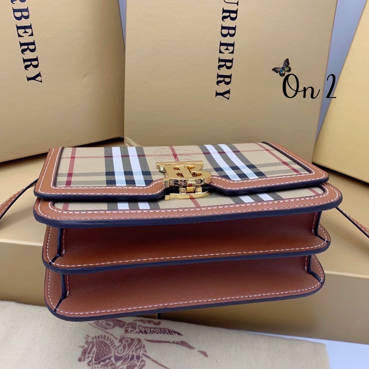 VIP 】กลับมาตามคำเรียกร้อง! ห้ามพลาด! Rare items! BURBERRY FRAGRANCES LEATHER CROSSBODY BAG วัสดุ Canvas & Leather ลาย Vintage คอลเลคชั่นใหม่ทรงเหลี่ยมสวยหรูดูดี เปิดปิดด้วยฝาปิดสัญลักษณ์รูปTB ภายในมีช่องแบ่งเป็นสัดส่วนสามารถใส่มือถือ iphone เงิน ของจ