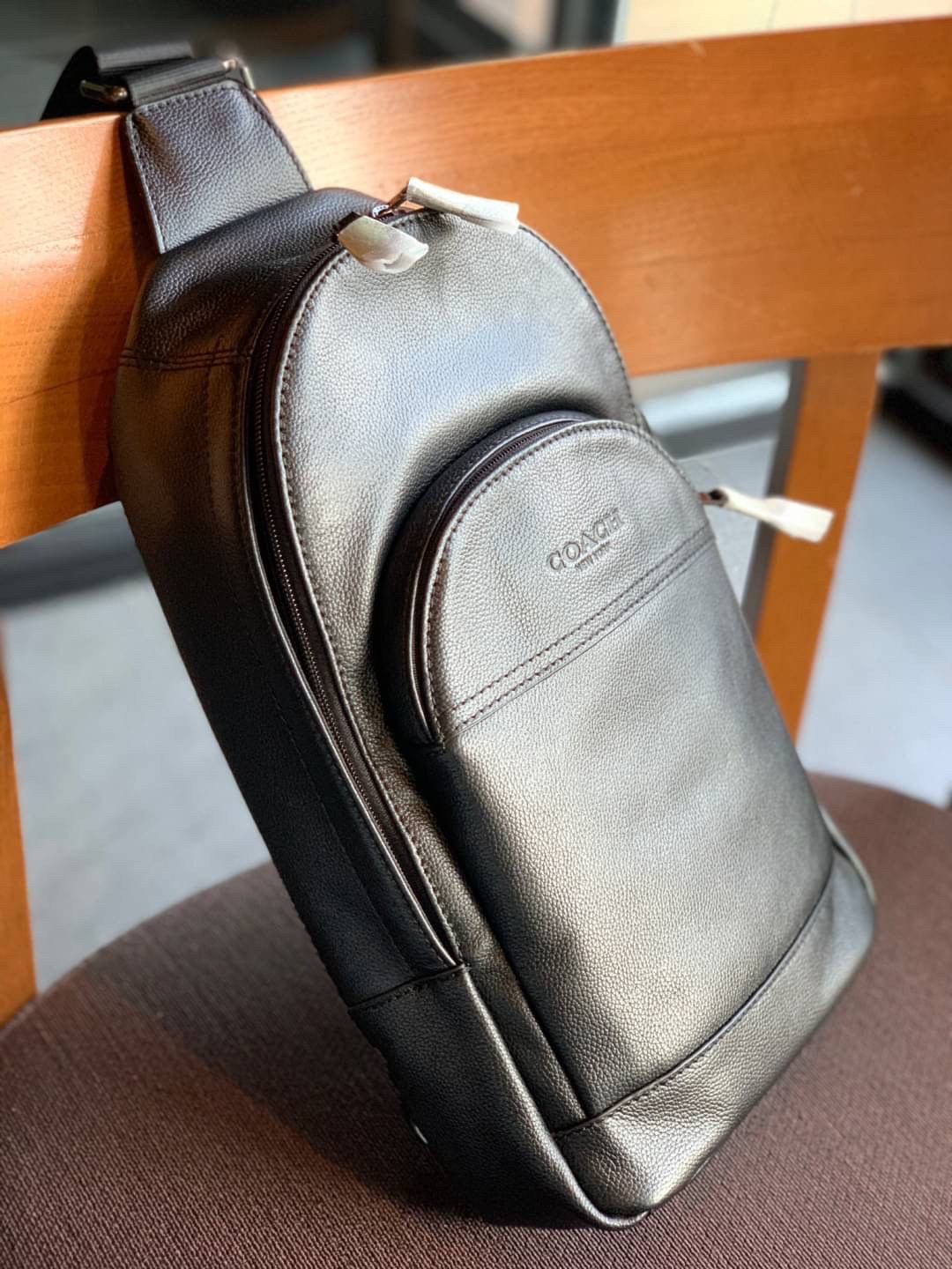 COACH CHARLES PACK ((49312)) กระเป๋าคาดด้านหลัง//หรือคาดอกด้านหน้า รุ่นนี้ใช้หนังแท้ชั้นดี หนังนิ่ม สัมผัสแล้วหลงรักในความนิ่มแน่นอน ด้านหน้ามีให้หนึ่งข่องซิป ช่องหลักแบบซิปคู่ ภายในโล่งลึกใส่สัมภาระจำเป็นในชีวิตประจำวันได้อมีช่องโล่งให้ใส่ของจุกจิกหนึ่งช