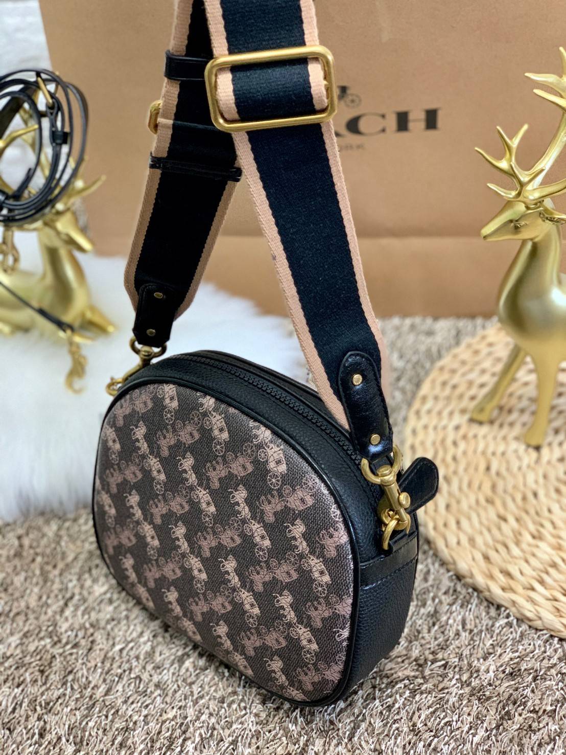 COACH KAT CROSSBODY WITH HORSE AND CARRIAGE PRINT ((88480//88544)) พร้อมส่งค่ะ! กระเป๋าสะพายแบบครอสบอดี้ร์ หนังแท้อย่างดี ตัวกระเป๋าเก๋ด้วยการพิมพ์ลายรถม้าค่ะ ด้านหน้ามีช่องกระดุมแม่เหล็กสำหรับใส่ของจุกจิกได้ พร้อมโลโก้แบรนด์สุดหรู