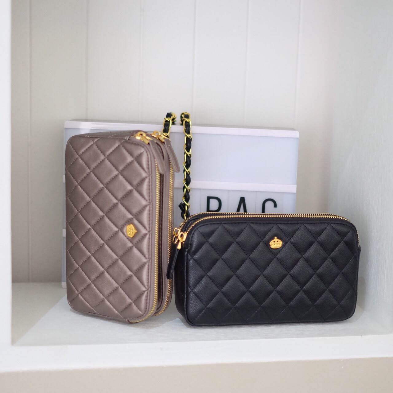 2 สี ขายดี พร้อมส่ง ค่า KEEP รุ่น Carla ทรงที่ขายดีที่สุดในตอนนี้ ใครกำลังตามหากระเป๋าใบเล็ก ช่องเก็บเยอะๆ แนะนำ ใบนี้เลยค่า New item KEEP ' Carla ' 2zipper bag กระเป๋าสะพายข้าง แบบช่อง 2 ซิป ใบเดียวจบ จุครบ All item ! จะแต่งตัวสไตล์ไหนก้อเอาอยู