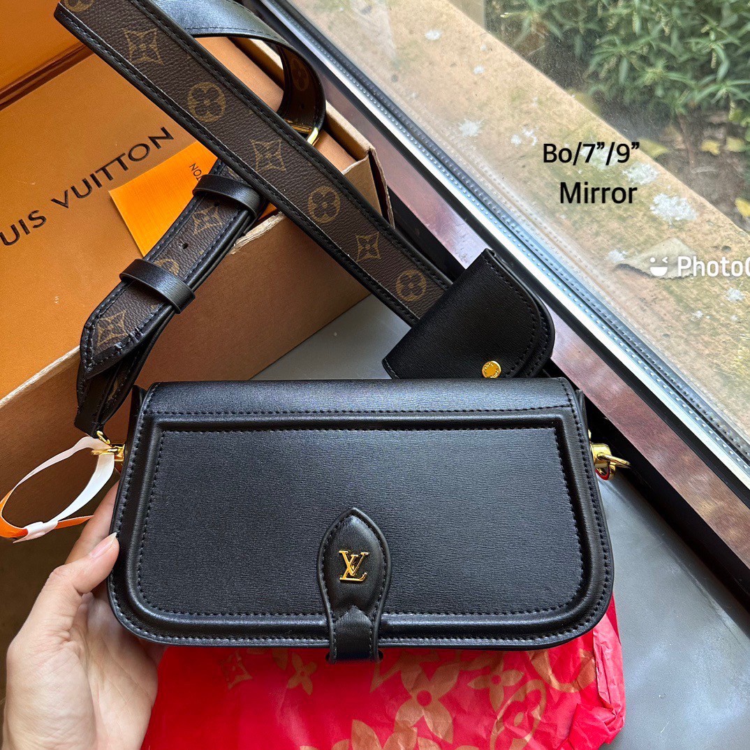 พร้อมส่ง 2 ไซส์ 💖💖 LV officier crossbody bag / LV Officier Pouch With Strap กระเป๋าสะพายดีไซส์คล่องตัว เท่ๆ คูลๆ ใช้งานสะดวก พร้อมใบลูกน่ารัก และสายสะพายเส้นใหญ่