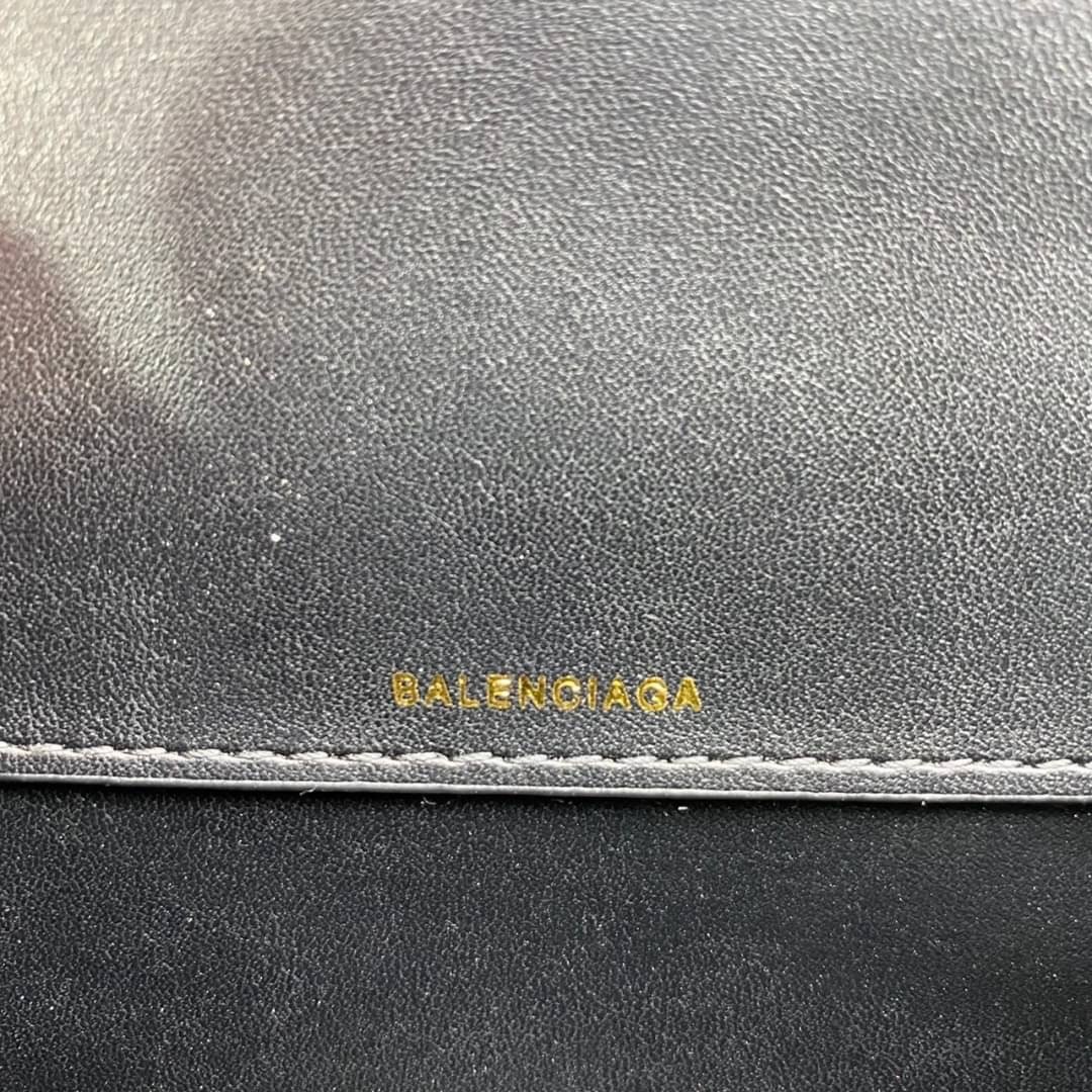 หนังแท้ BALENCIAGA HOURGLASS TOP HANDLE XS Shiny crocodile embossed calfskin การสร้างสรรค์ที่มีเอกลักษณ์เฉพาะตัว หรูหรา โทนสีโดดเด่น วัสดุหนังแท้ลายจระเข้ ภายในโล่งกว้างหนังแนปป้าอย่างดี เกรดออริจินอล ตอบโจทย์ได้ทุกลุค ทุกไลฟ์สไตล์ ภาพสินค้าถ่ายจากงานขายจ