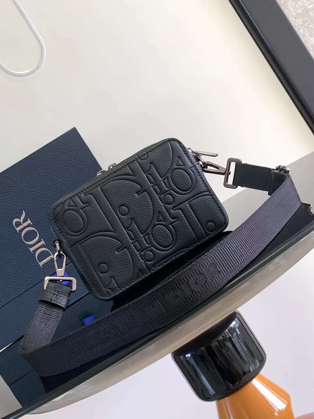 DIOR Zipped Pouch with Strap Black Dior Gravity Leather / Dior Trunk Messenger Bag กระเป๋าสะพายทรงแมสเซ็นเจอร์ ทรงพอชรูปทรงทันสมัย สง่างามเหนือกาลเวลา เกรดท็อปออริ สลับแท้ 1:1