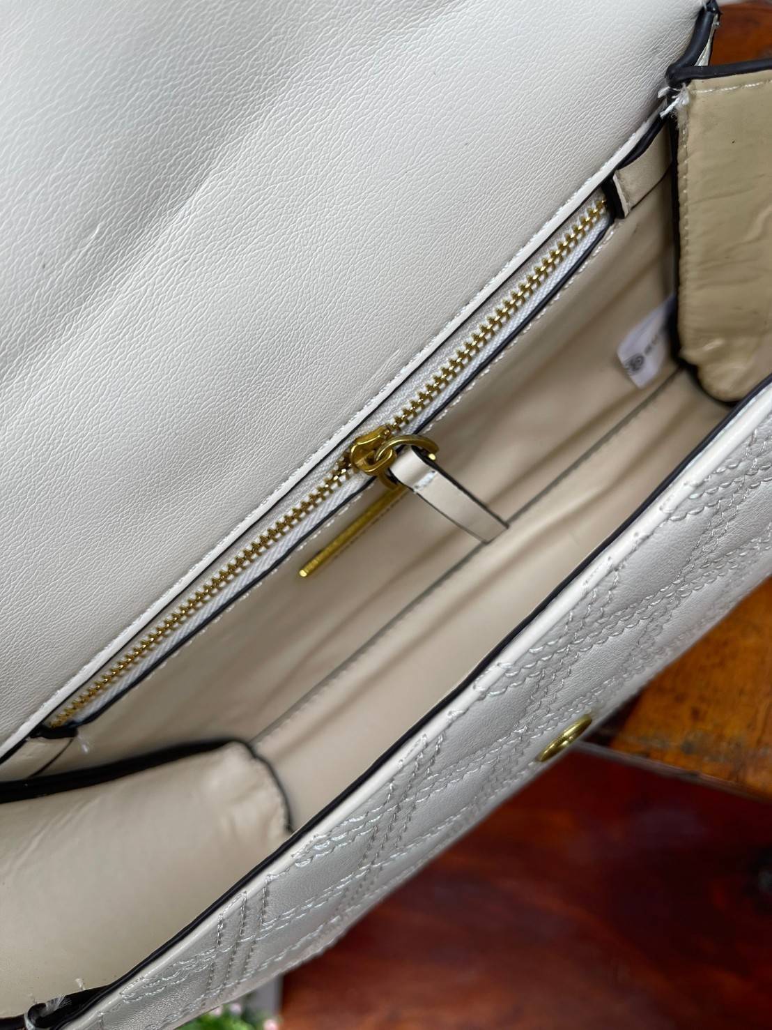 TORY BURCH Fleming Convertible Shoulder Bag ดีไซน์น่ารัก ดูแพงไม่เป็นรองใคร ใช้ได้ทั้งทั่วไปและออกงาน สาว ๆ คนไหนที่กำลังมองหากระเป๋าสะพายไหล่น่ารัก ๆ สักใบที่มีดีไซน์โดดเด่น สะดุดตาล่ะก็ไม่ควรพลาดกับ Collection นี้เลยค่ะ เพราะ Fleming นั้นเป็นรุ่นที่เรีย