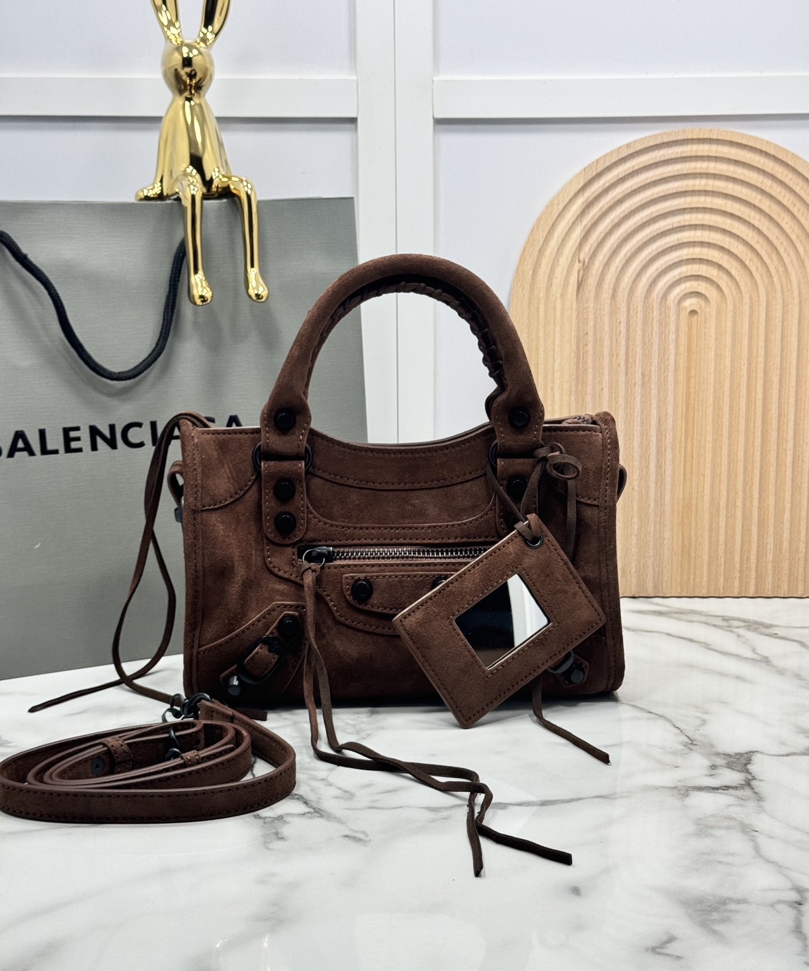 ORI หนังแท้ | Balenciaga Le City suede bag กระเป๋าถือ/สะพายข้างดีไซน์โดดเด่นสวยเท่ล้ำสมัย ใหม่ล่าสุดงานหนังกลับที่สุดแห่งความไอคอนิกไม่เหมือนใคร มีกิมมิคและลูกเล่นแพรวพราว
