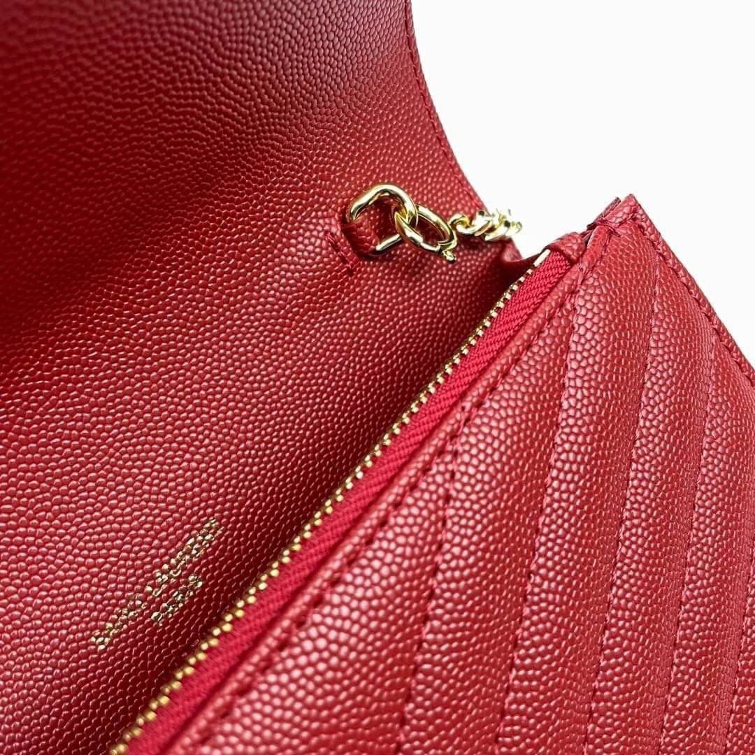 หนังแท้ YSL Yves Saint Laurent Envelope WOC 7.5” รุ่นฮอตปรอทแตก ทรงฐานตั้งได้ เป็นการดีไซน์กึ่งกระเป๋าสตางค์ ที่มาพร้อมสายสะพายยาว (เป็นสายโซ่ที่ต่อกับหนัง) สายถอดได้ (ปรับระดับไม่ได้) ถือเป็นคลัชก็สวยมากเลยค่ะ เป็นอีกหนึ่งรุ่นที่ให้ความรู้สึกเรียบแต่โก้ห