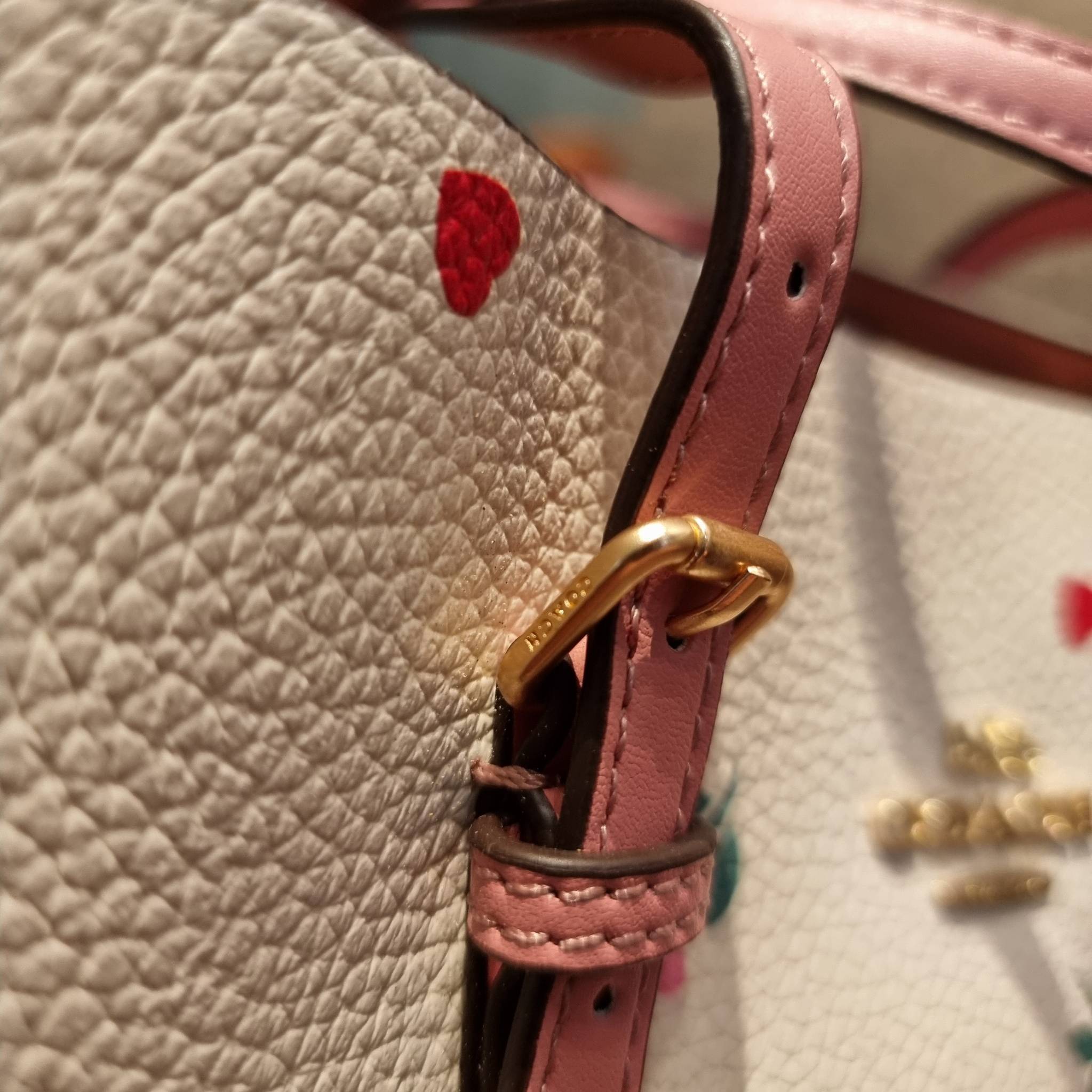 COACH C4084 MOLLIE TOTE 25 WITH HEART FLORAL ดีไซน์ใหม่ล่าสุด กระเป๋าโท้ทไซส์เล็กที่สาวๆต่างก็ต้องปักใจรัก รอบนี้น้องถูกเติมแต่งลวดลายดอกไม้ เพิ่มดีเทลความน่าใช้ไปอีก วัสดุหนัง pepble เรียบหรูดูดีม้าก!! ภายในโล่งกว้าง มีช่องซิปกลางใส่ของได้ ขนาดกำลังดีแบบ