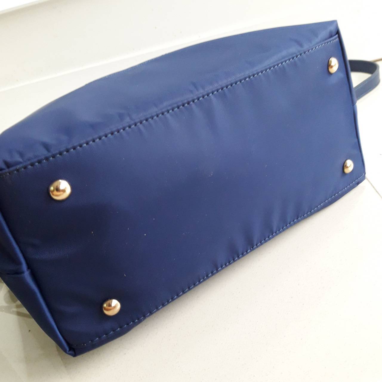 งานพรีเมี่ยมกิ้ฟ จากเคาเตอร์ต่างประเทศนะคะ 🎄🎄 พร้อมส่งครบ 3 สี **ทรงสวยมาก งานพรีเมี่ยมกิ้ฟ รุ่น Limited edition จากแบรนด์ PRADA มาค่า เป็น กระเป๋าผ้าไนล่อน Longchamp Style ใบนี้มีสายยาวให้คะ **เลิศมาก ขนาดกำลังดีคะ ตัวกระเป๋าเบามาก ใช้แล้