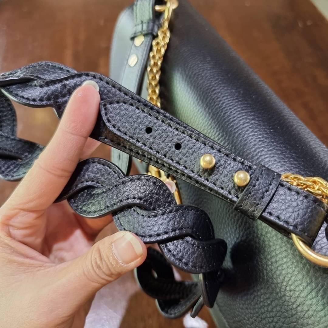 TORY BURCH MILLER SHOULDER BAG รุ่นยอดนิยม รุ่นหายาก รุ่นที่สาวๆตามหา ใบนี้เลย!! สวยหรู ผู้ดีทุกสี กระเป๋าสะพายไหล่ ดีไซน์อยู่ทรง คลาสสิคแฝงความหรูด้วยโลโก้สีทองอร่ามโดดเด่น