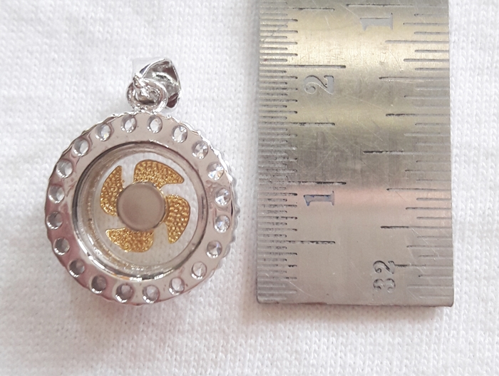 สินค้าหมดค่ะ จี้กังหัน4ใบสีเงินล้อมเพชรเสริมดวงพร้อมกล่องกำมะหยี่ค่ะ