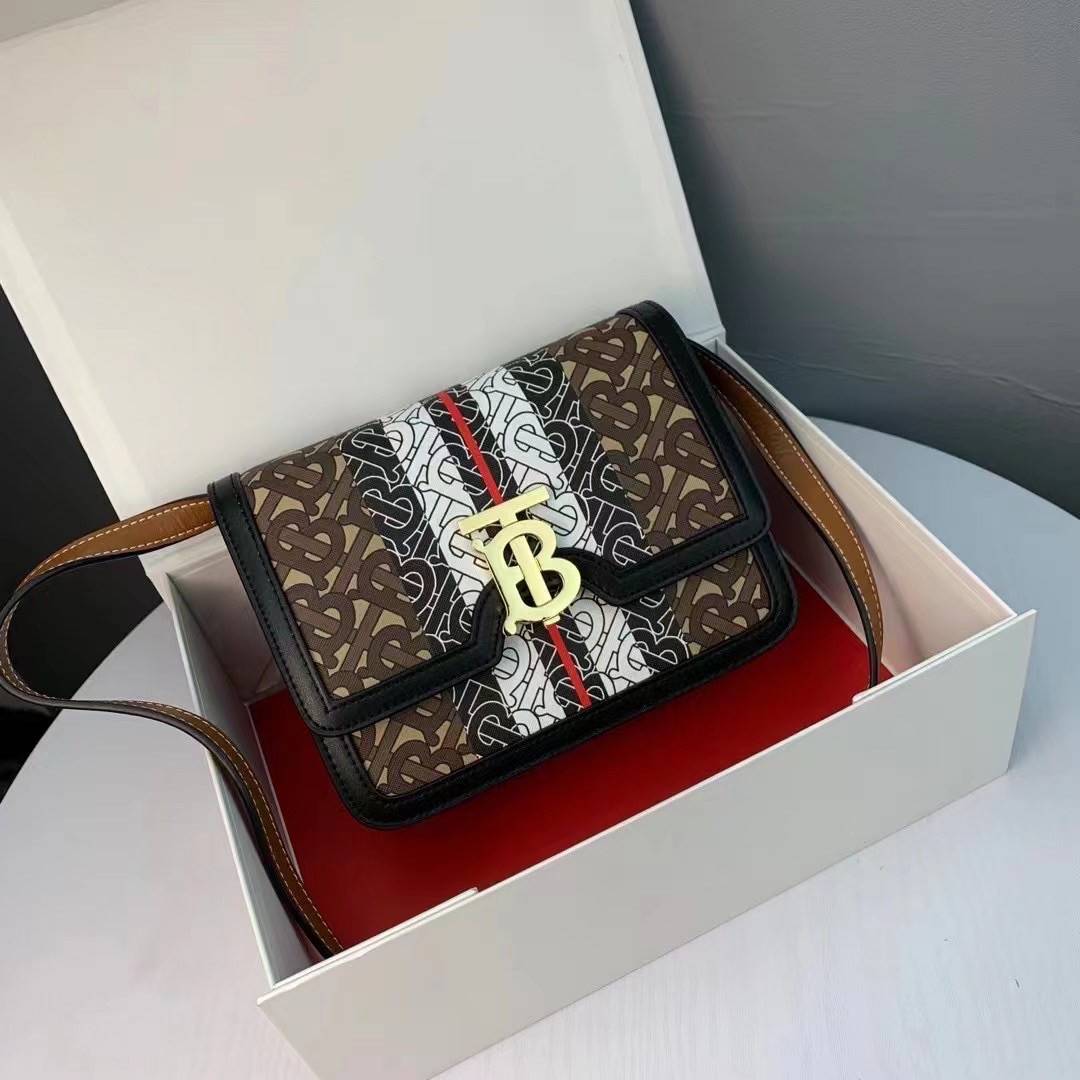 VIP หนังแท้ 】BURBERRY Brown TB-Print Canvas and Leather Crossbody Bag กระเป๋าสะพายวัสดุหนังแท้ ขึ้นลายแบรนด์โมโนเเกรมคอลเลคชั่นใหม่ทรงเหลี่ยมสวยหรูดูดี เปิดปิดด้วยฝาปิดสัญลักษณ์รูปตัวB ภายในมีช่องแบ่งเป็นสัดส่วนสามารถใส่มือถือ iphone เงิน ของจุกจิกได้ หัว