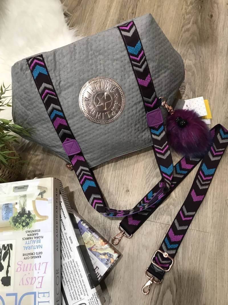 BEST SELLER! NEW! KIPLING ART TOTE BAG กระเป๋าถือหรือสะพายรุ่นใหม่ Special Limited Edition วัสดุ Nylon+Polyester 100% น้ำหนักเบาโดดเด่นที่สามารถรูดซิปมุมกระเป๋าเปลี่ยนทรงได้ไม่จำเจ มีหูหิ้วสะพายไหล่เเละสายยาว crossbody เลื่อนปรับระดับได้ มือจับหูหิ้วเป็นห