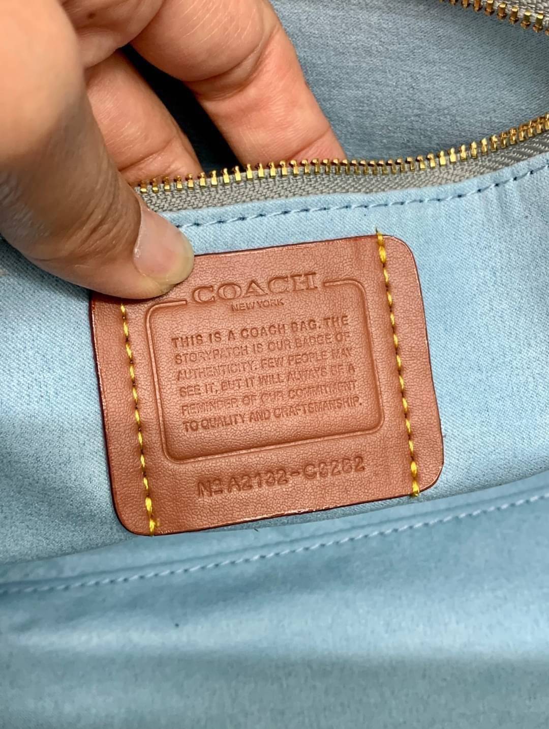 สวยๆ เคลียสต๊อค มีไม่มากจร้าา! COACH TOTE FIELD JACQUARD BAG ((C3282)) กระเป๋าหิ้ว//สะพายข้าง JacquardลายC+หนังแท้ สวยงามลงตัวมากๆค่ะ ปากกระเป๋าเปิดปิดแบบกระดุมแม่เหล็ก ภายในกว้าง สาวๆทีาสัมภาระเยอะบอกเลยเหมาะมากค่ะ