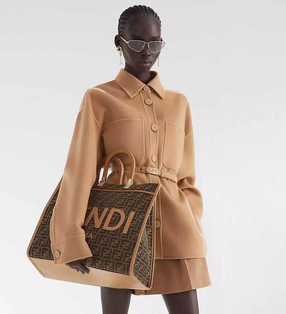 FENDI SHOPPING TOTE BAG / FENDI TOTE BAG กระเป๋าถือ/สะพายไหล่ ทรงสวย หรู ดูโดดเด่น ดีไซน์ทันสมัย วัสดุผ้าท็อปแคนวาสปั๊มลายแบรนด์รอบใบ ภายในโล่งกว้างมาก มาพร้อมหูจับในตัวและสายสะพายไหล่ ใช้งานได้ 2IN1