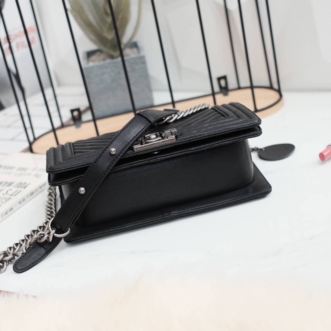 Keep chain large shoulder bag กระเป๋าทรงยอดฮิตคะ รุ่นนี้รับประกันความสวย คอลเลคชั่นใหม่ตัวกระเป๋าทำมาจากหนัง Microfiber เนื้อดี สวย ทน ขึ้นกว่าเดิมเยอะ !! ขนาดกะทัดรัด ภายในสีแดง มีช่องใส่ของจุกจิก สายโซ่ปรับได้ 2 แบบทั้งสายสั้น สายยาว สะพายพาดลำตัวได้คะ 
