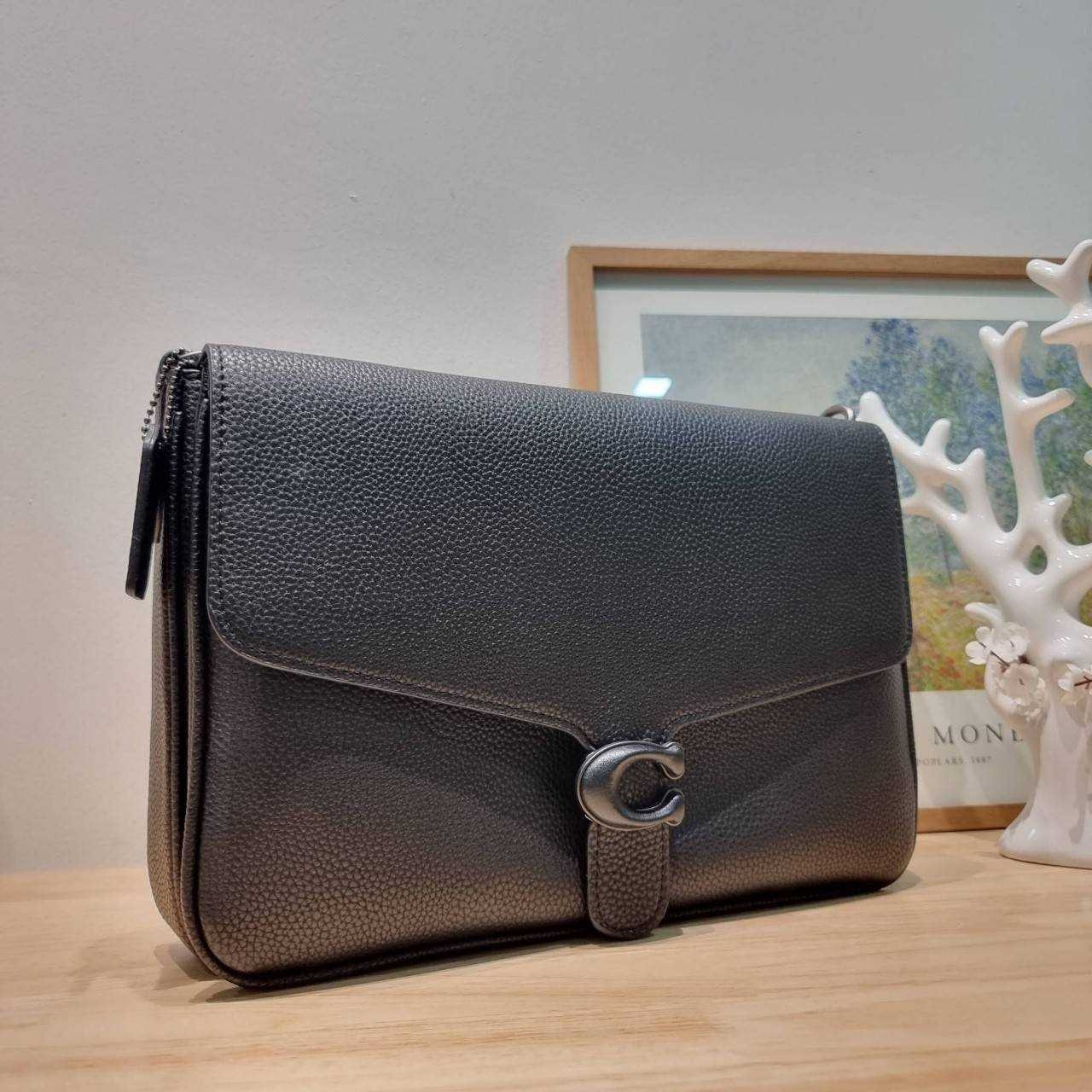 COACH Soft Tabby Messenger In Signature Canvas C8430 CH769 ไอเท็มที่หนุ่มๆต้องไม่พลาด กระเป๋าทรงแมสเซนเจอร์ใบใหญ่กำลังพอดี พร้อมด้วยสายสะพาย 2 เส้น