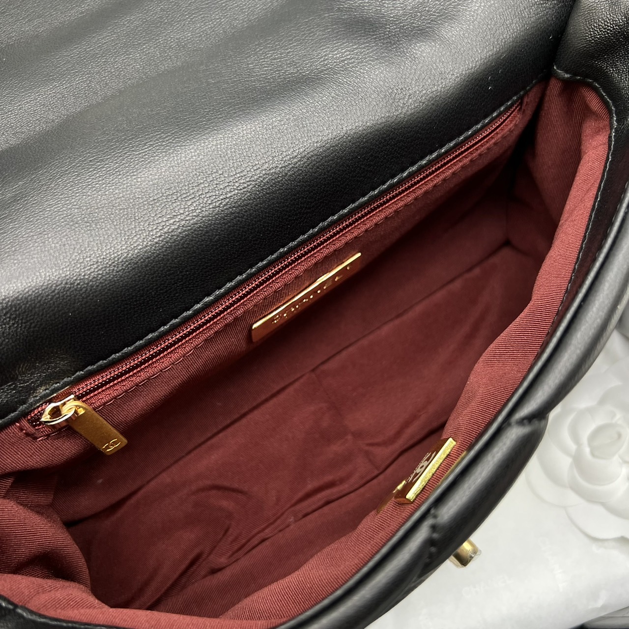 CHANEL 19 HANDBAG กระเป๋าสะพายดีไซส์คลาสสิคหนังแท้นิ่มเงาสวย เกรดออริ ท็อป สลับแท้ 1:1 เกรดดีสุด ผ่านทุก ตม ใช้งานต่างประเทศได้