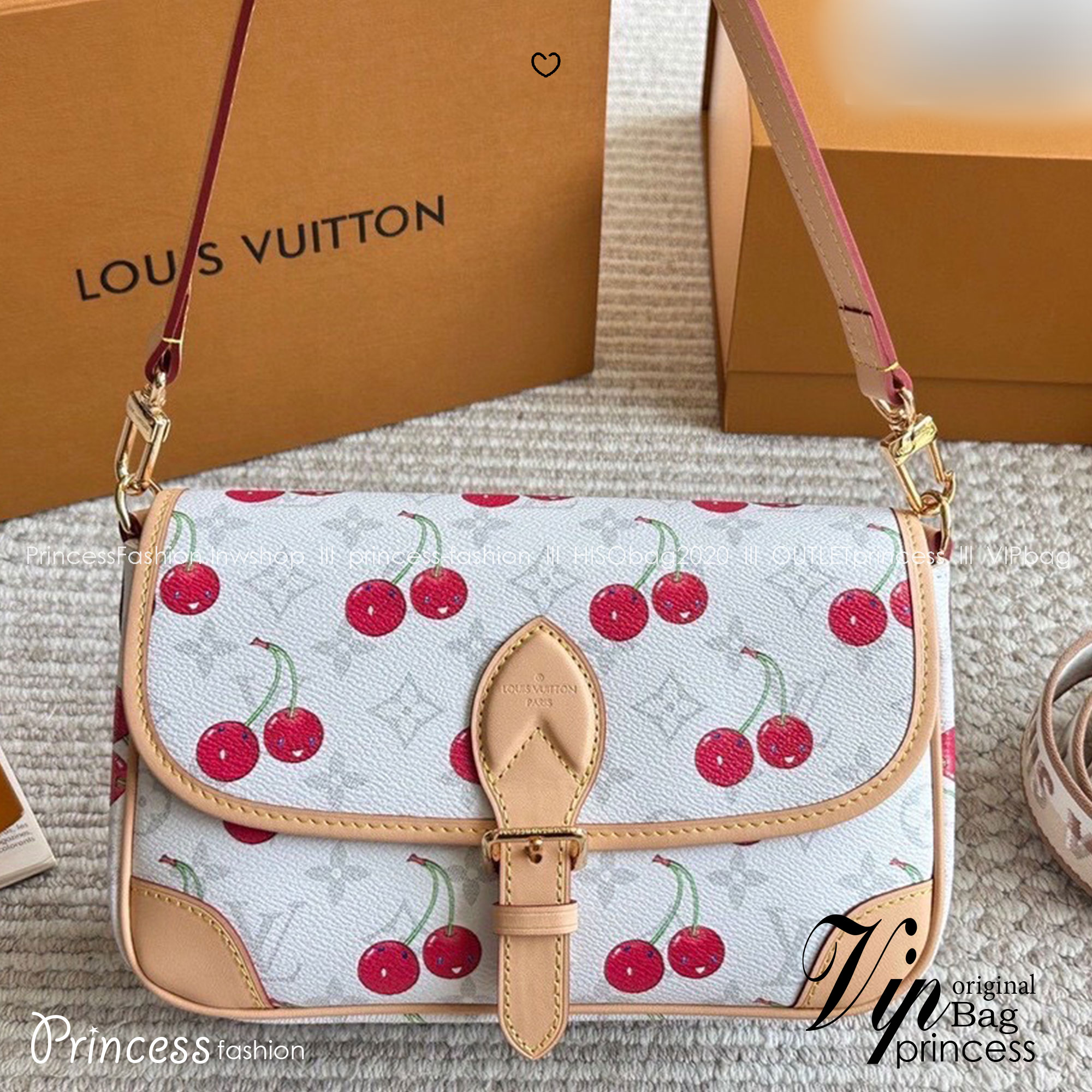 LV Diane Monogram Cherry กระเป๋ามัลติฟังก์ชั่นสุดคุ้ม คอลใหม่แสนสดใสด้วยลายเชอรี่ ที่ดีไซน์ออกมาน่ารักน่าใช้มากๆ มีสายมาให้ถึง 2 แบบ สายหนังคล้องไหล่ได้ และสายสปอร์ตครอสบอดี้ได้