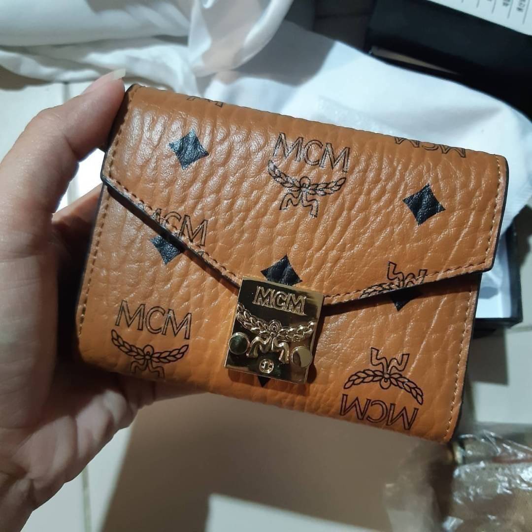 M.C.M PATRICIA THREE-FOLD WALLET IN VISETOS กระเป๋าสตางค์ใบเล็ก รุ่นฝาพับ unisex ใช้ได้ทั้งหนุ่มๆและสาวๆน้า ใช้งานง่าย ด้วยกระดุมโลโก้ พกพาง่าย วัสดุหนังแคนวาสคุณภาพดี ภายในเป็นหนังแท้ นิ่ม สวย ใส่บัตรได้เยอะ ใส่ธนบัตรได้ทุกชนิด ในช่องมีที่ใส่บัตรพิเศษภาย