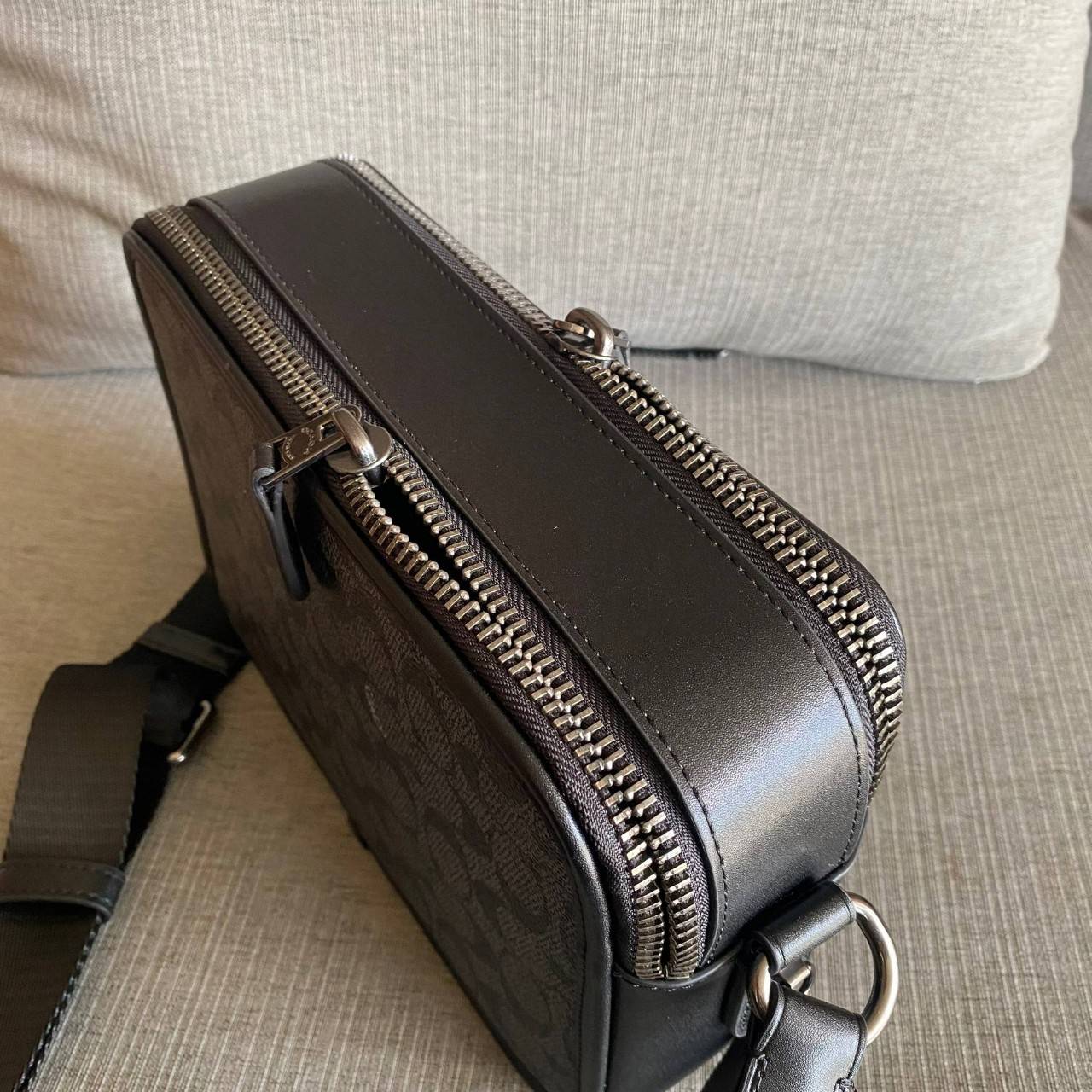 CHARTER CROSSBODY 24 IN SIGNATURE CANVAS (COACH C5341) 😎😎 กระเป๋าสะพายข้าง ไอเท็มยอดฮิตทรงหล่อ เรียบหรู ดูดี เป็นรุ่นที่หนุ่มตามหากันเยอะมาก วัสดุหนังแคนวาสสลับหนังแท้ เปิด-ปิดด้วยซิป 2 ช่อง มีช่องแยกใส่ของเป็นสัดส่วน สะพายไปเที่ยวหรือทำงา