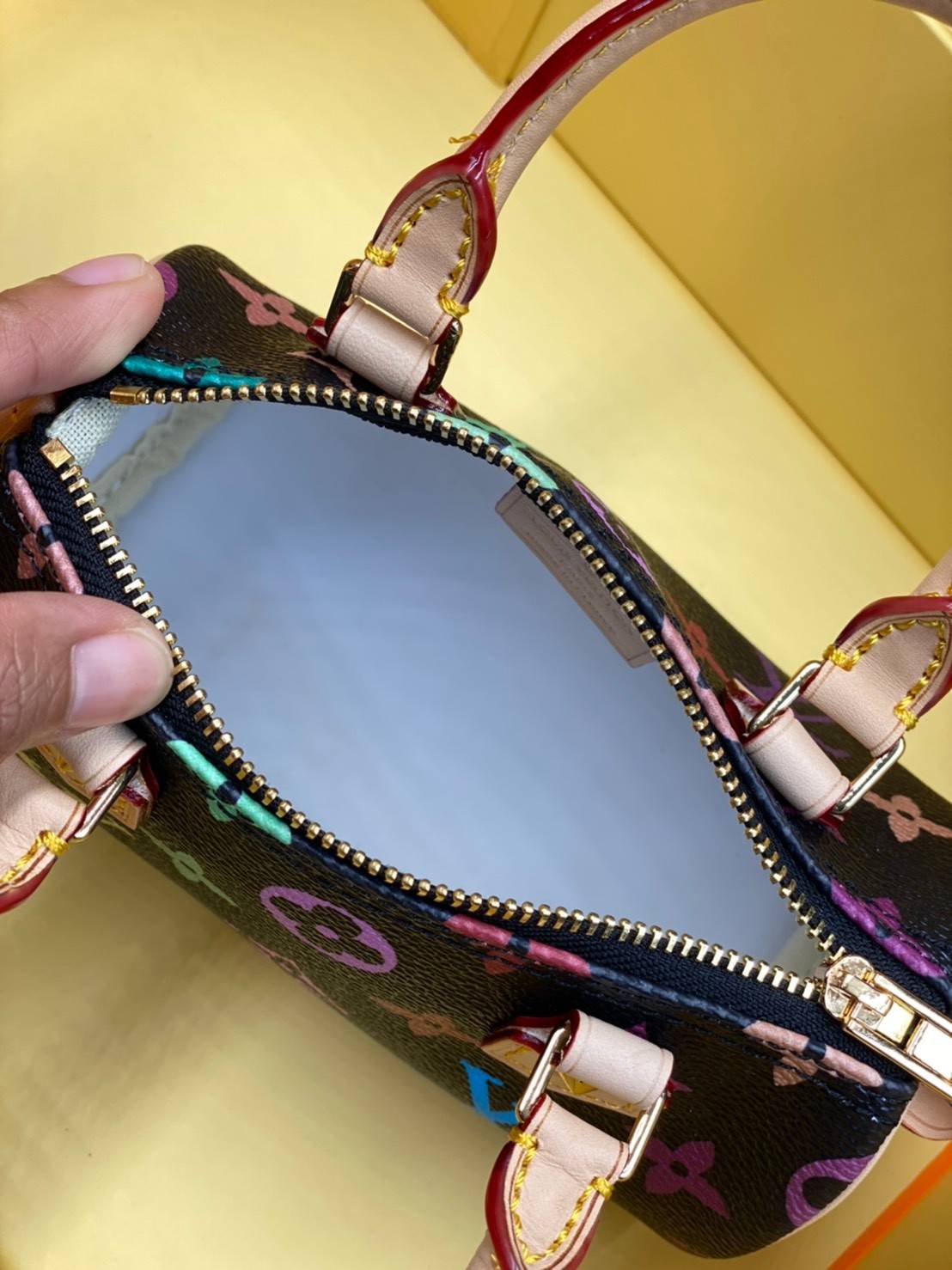 VIP 】LOUIS VUITTON Monogram Multicolor Mini Speedy พร้อมส่งความน่ารักค่ะ! กระเป๋าทรงหมอนไซด์มินิ หนังแกะแท้นิ่มสวยงามค่ะ เปิดปิดกระเป๋าแบบซิป ภายในสามารถใส่มือถือได้ กระเป๋าเงินใบกลางได้ พาสปอร์ตได้ค่ะ