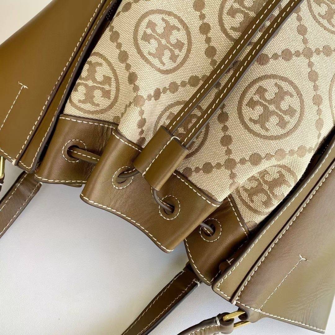 Tory T Monogram Mcgraw Dragonfly กระเป๋าถือหรือสะพายไหล่ วัสดุหนัง Jacquard อะไหล่ทอง ทรงปีก เปิด-ปิด ด้วยกระดุมแม่เหล็ก ด้านในโลง มี 2ช่องเล็ก จุของได้เยอะ น้ำหนักเบา สายสะพาย crossbody ได้ ปรับระดับได้
