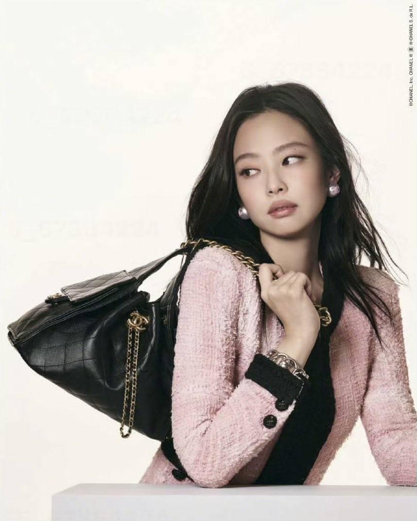 ORI หนังแท้ | 25cm CHANEL 25 Small Handbag Spring-Summer 2025 กระเป๋าสะพายรุ่นใหม่สุดฮอตแห่งปี หนังแท้ลายเกรน ที่สุดแห่งความไอคอนิก มาพร้อมใบเล็ก อะไหล่สีทองสวยหรู