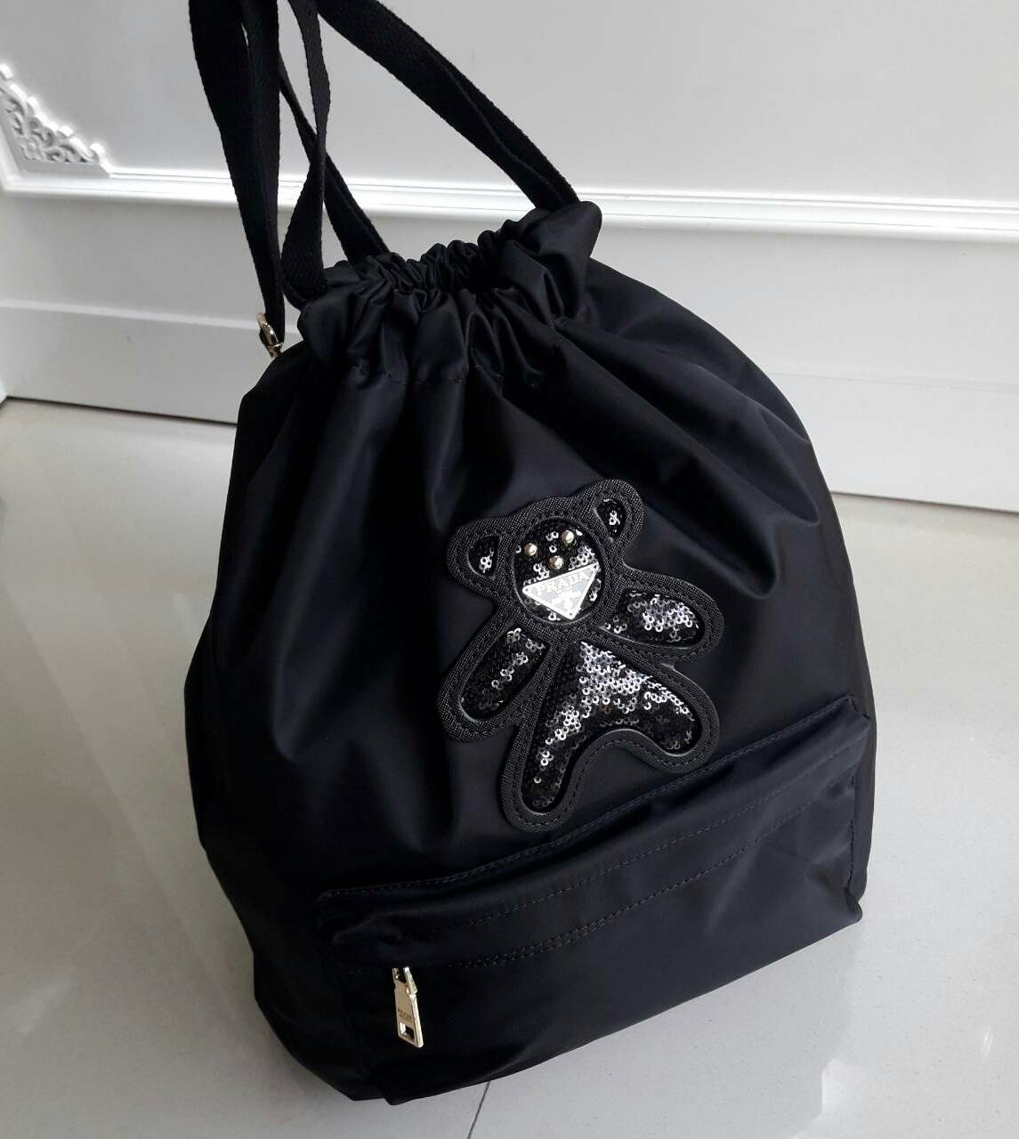 เป้ทรงใหม่ รอบนี้ ก็มานะคะ กระเป๋าทรงเป้หูรูด Nylon Backpack ทรน่ารัก จากงานพรีเมี่ยมกิ้ฟ จากเคาเตอร์ต่างประเทศ ด้านหน้ามีช่องซิปใส่ของ หยิบใช้ง่าย ด้านในเปิดปิดด้วยหูรูด มีช่องแยกด้านในอีกค้า ด้านหลังมีช่องซิปเก็บของสำคัญ เพิ่มอีกช่อง **ขนาดกำลังดีคะ ใบน