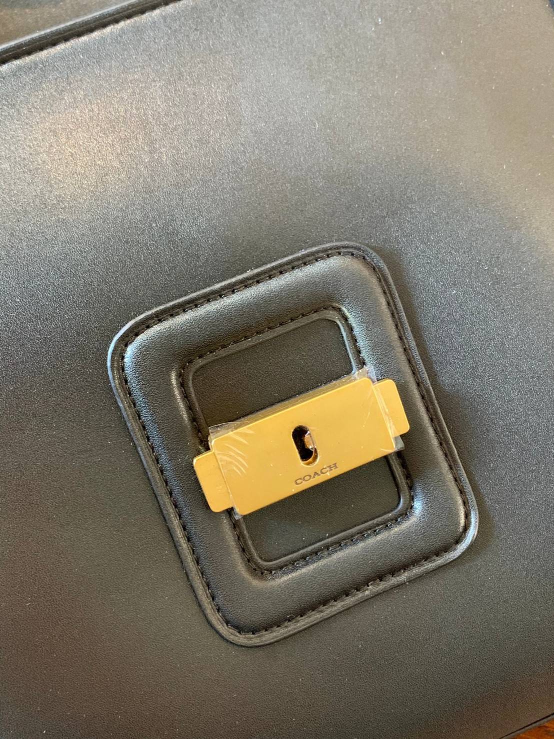 COACH COURIER CARRYALL 23 IN COLORBLOCK SIGNATURE CANVAS พร้อมส่ง 7 แบบ พร้อมส่ง ลุคดูไฮสุดๆค่ะ! กระเป๋าสะพายหนังหรูหราและคลาสสิค หนังแท้ชั้นดีที่สุด น้ำหนักเบา หนังสวยมากก สัมผัสแล้วหลงรักแน่นอนจ้าา😘