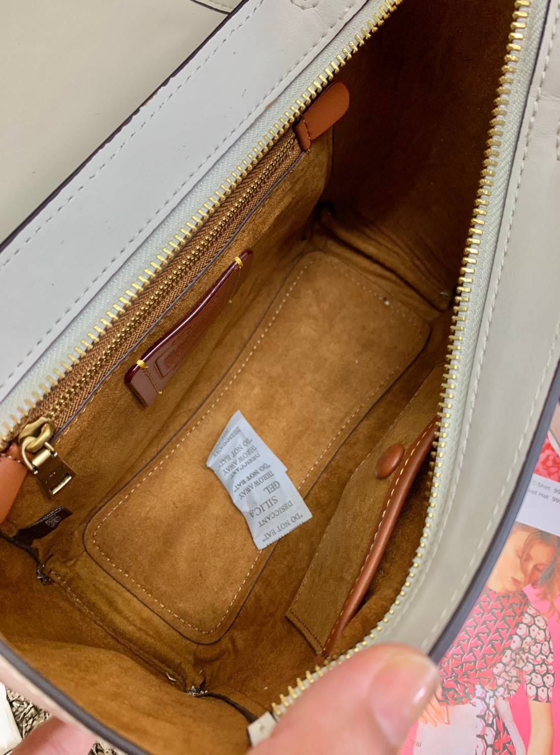 COACH COURIER CARRYALL 23 IN COLORBLOCK SIGNATURE CANVAS พร้อมส่ง 7 แบบ พร้อมส่ง ลุคดูไฮสุดๆค่ะ! กระเป๋าสะพายหนังหรูหราและคลาสสิค หนังแท้ชั้นดีที่สุด น้ำหนักเบา หนังสวยมากก สัมผัสแล้วหลงรักแน่นอนจ้าา😘