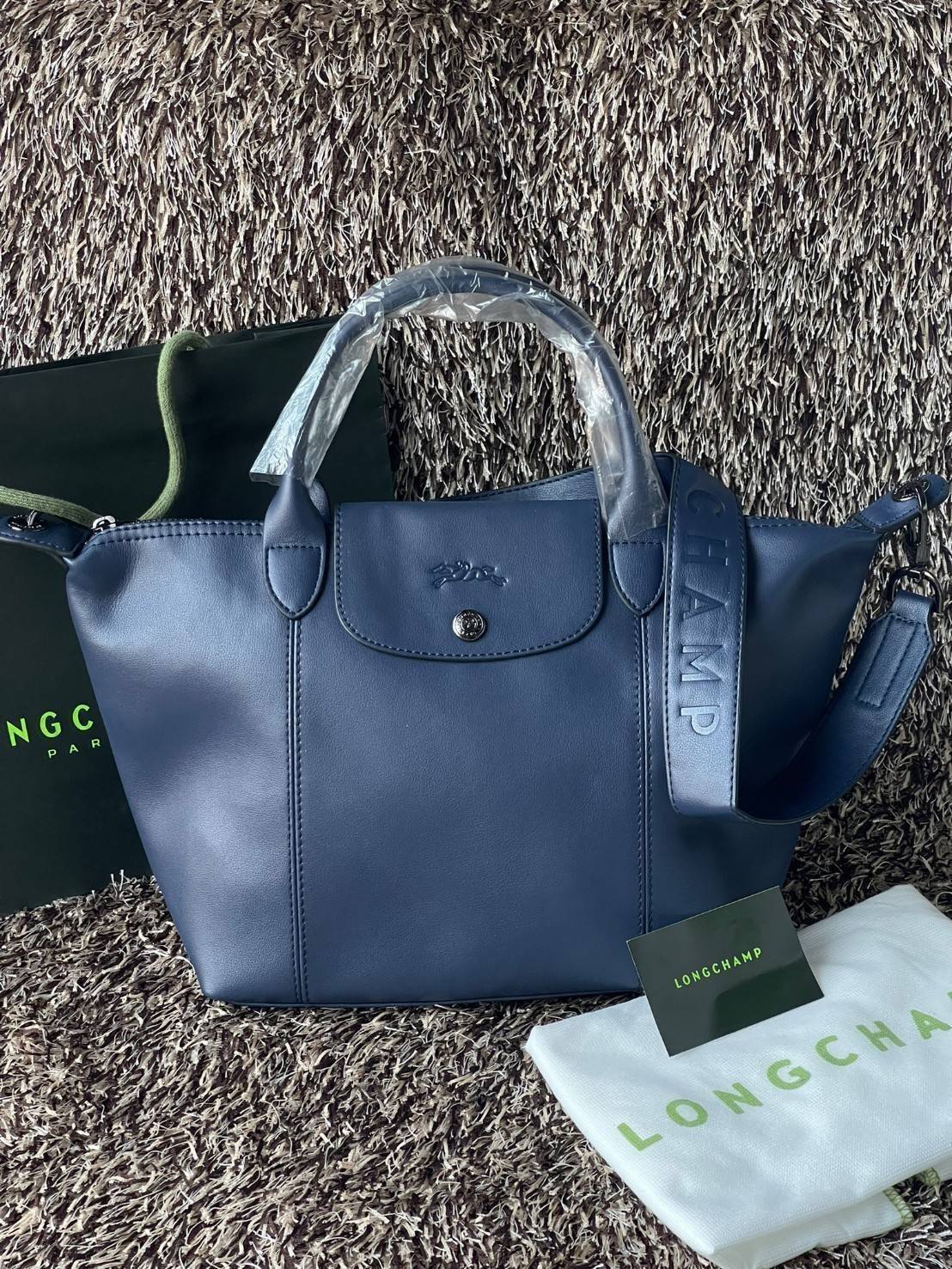 Longchamp Le Pliage Cuir Top handle bag S เรียกว่าเป็นกระเป๋าอีกหนึ่งรุ่นที่ไม่ว่ายังไงก็ฮอตฮิตและติดเทรนด์ตลอดไม่เคยเปลี่ยนกับ ทรง Le Pliage Cuir หนึ่งในตระกูลกระเป๋าสุดไอคอนิกจากแบรนด์